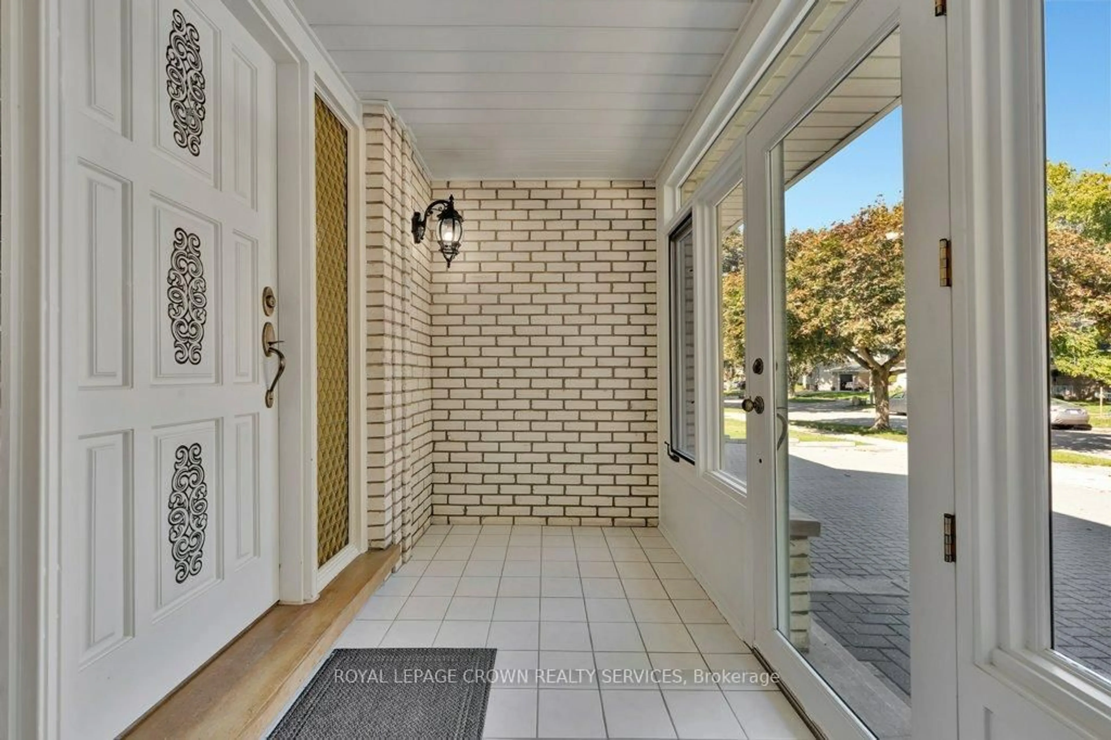 Indoor entryway for 73 Champlain Cres, Kitchener Ontario N2B 2Y7