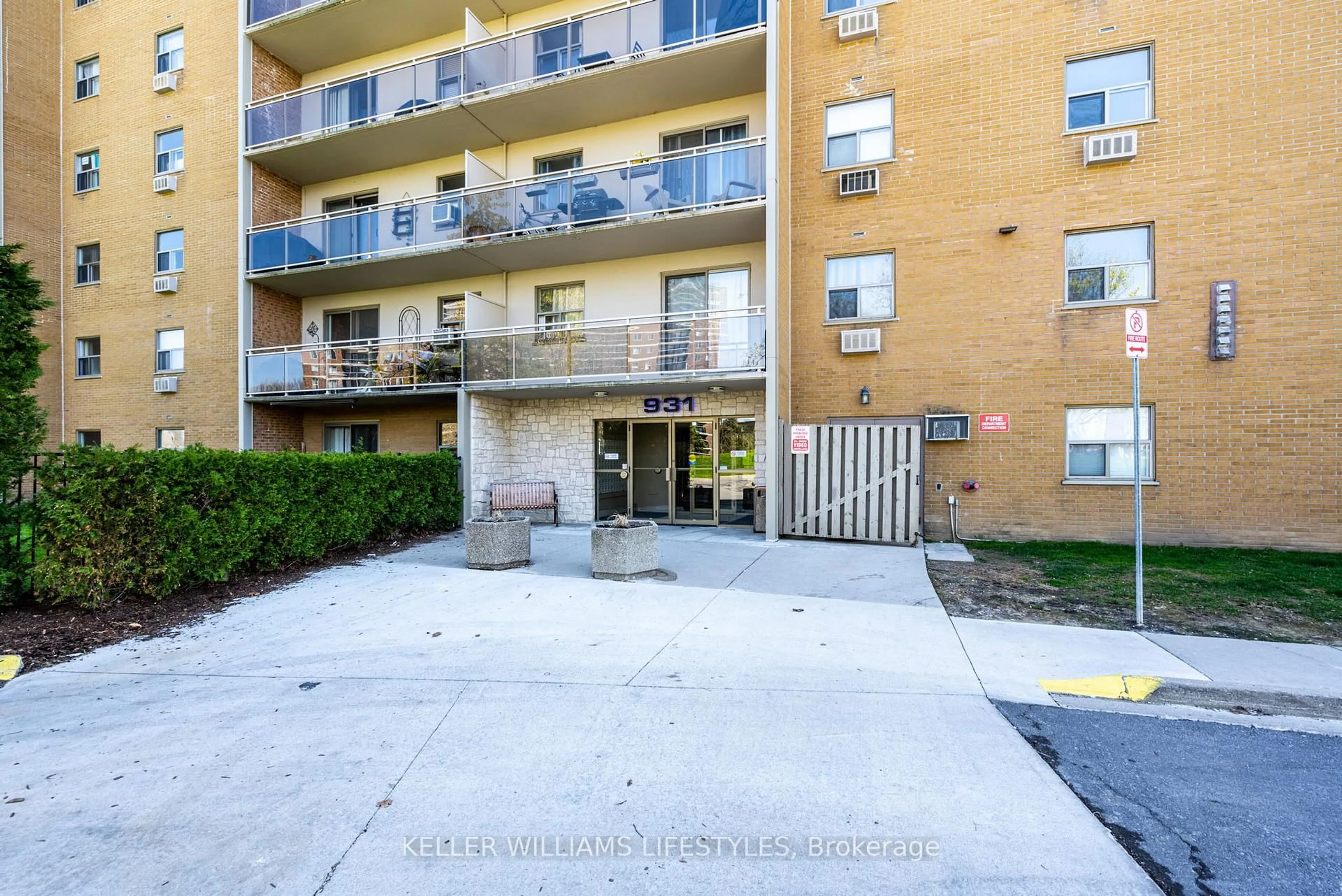 Patio, street for 931 Wonderland Rd #511, London South Ontario N6K 2X6