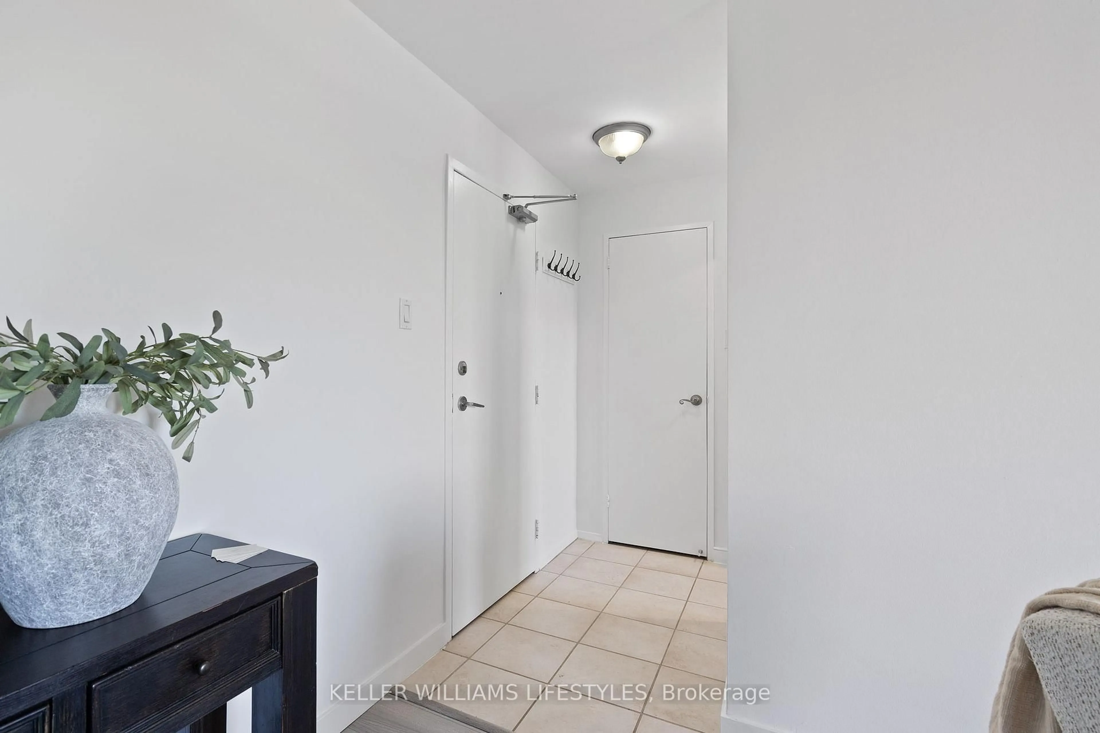 Indoor entryway for 931 Wonderland Rd #511, London South Ontario N6K 2X6