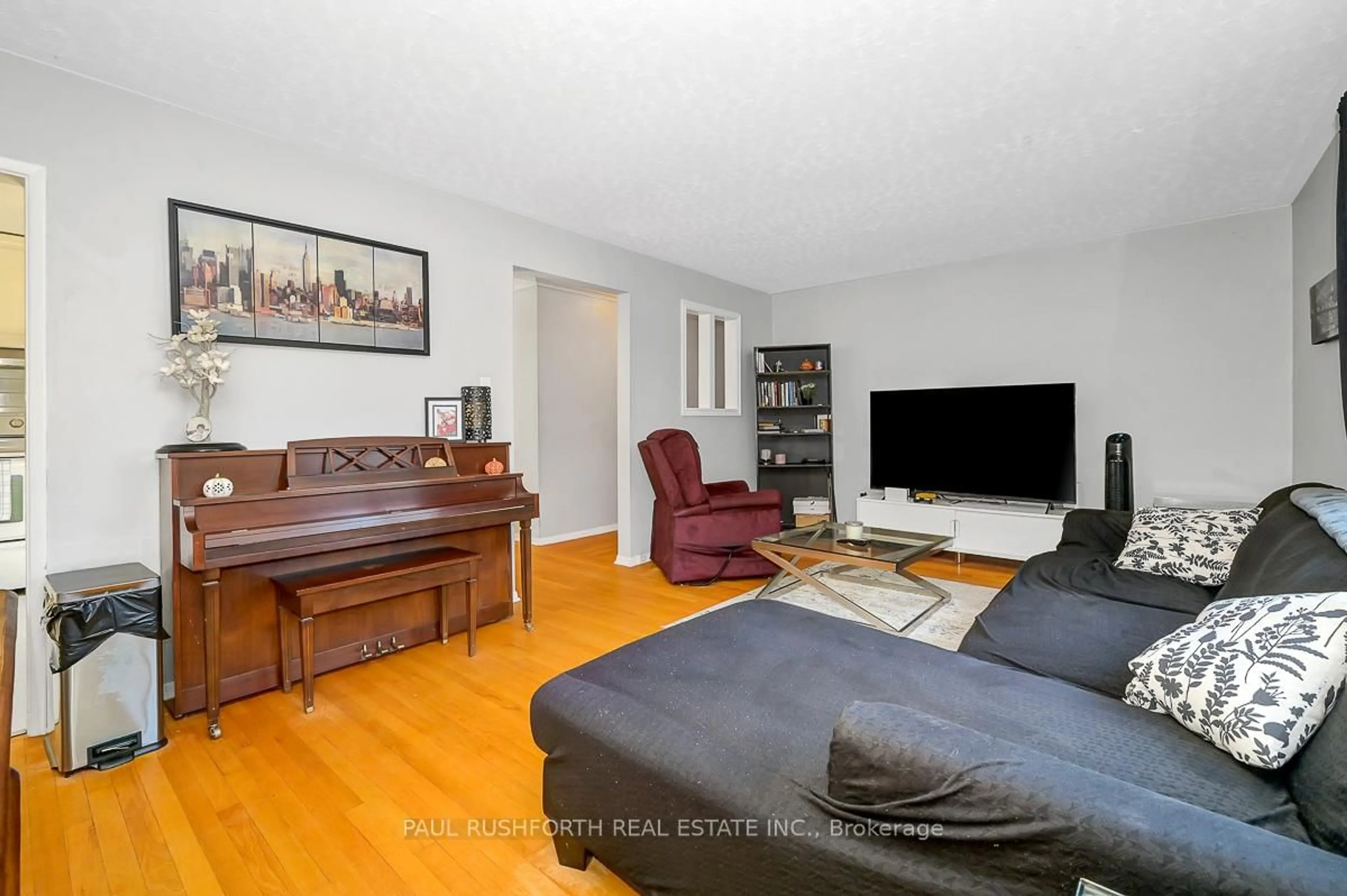 Living room with furniture, unknown for 922 Pinewood Cres, Ottawa Ontario K2B 5Y4