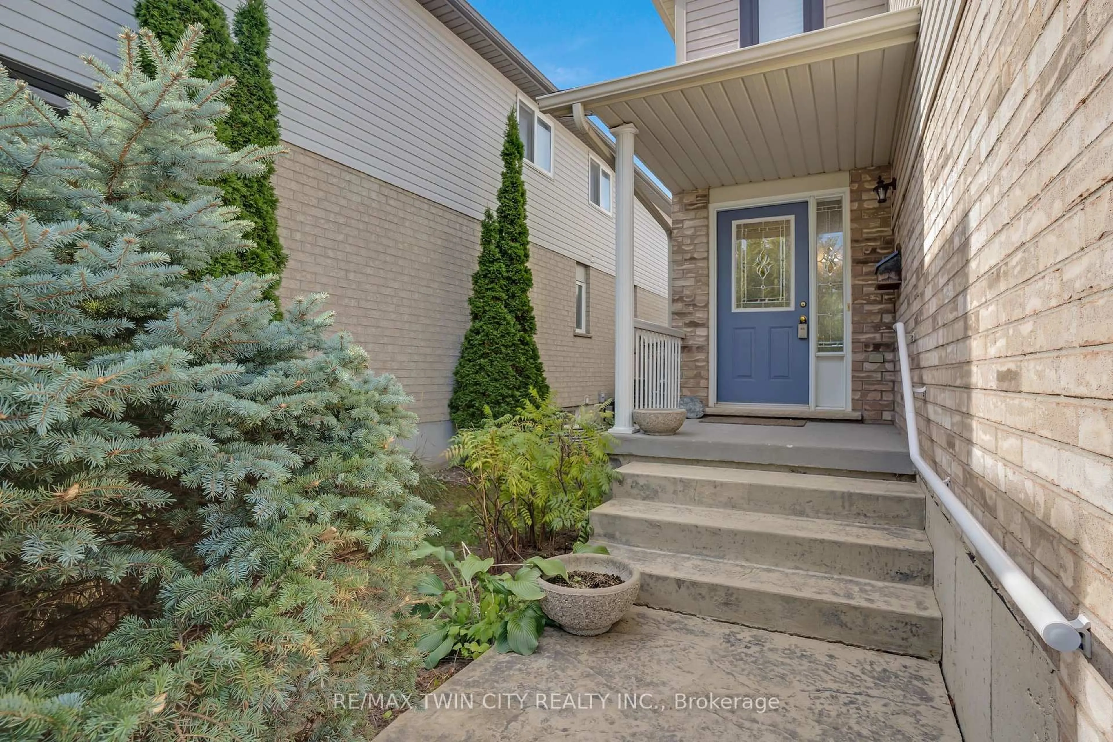 Indoor entryway for 67 Tottenham St, Kitchener Ontario N2R 1V2
