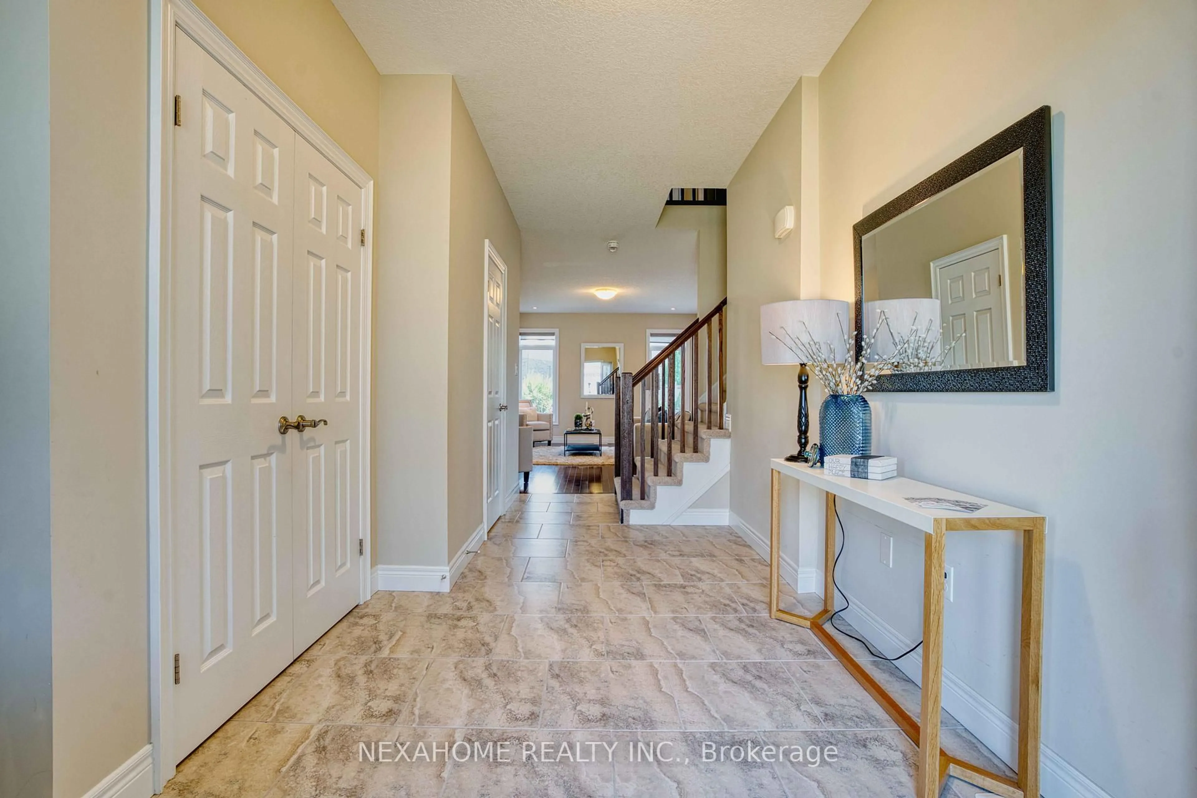Indoor entryway for 2400 Callingham Dr, London North Ontario N6G 0P4