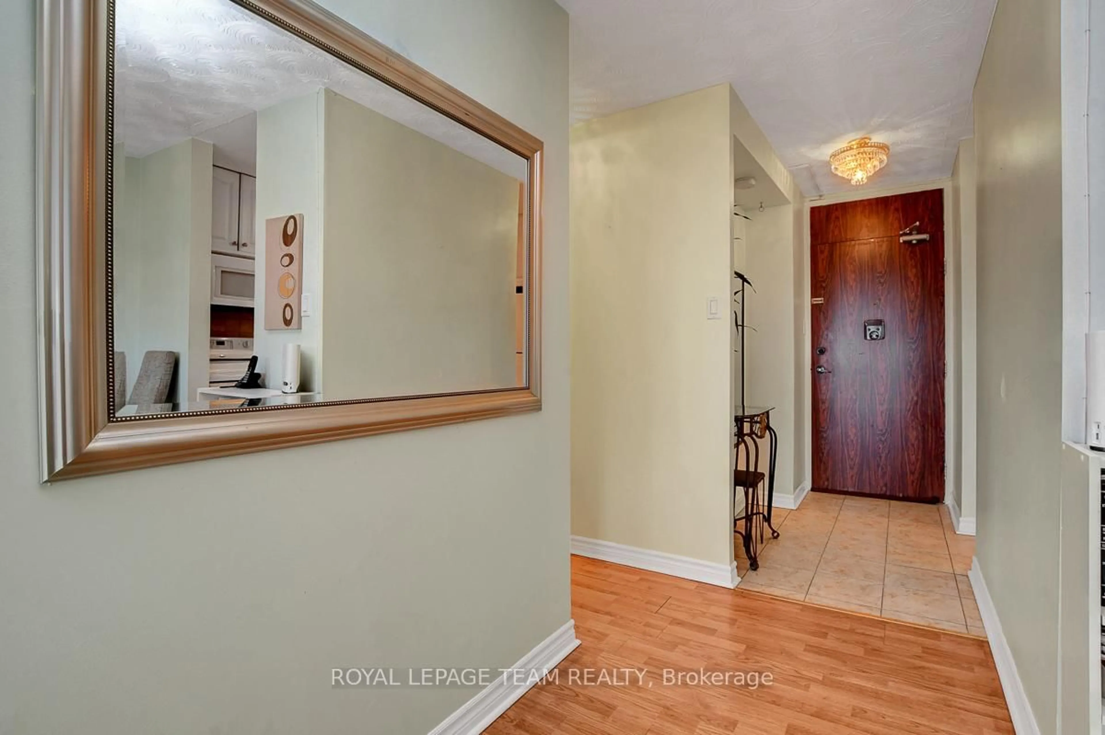 Indoor entryway for 2000 JASMINE Cres #410, Ottawa Ontario K1J 8K4