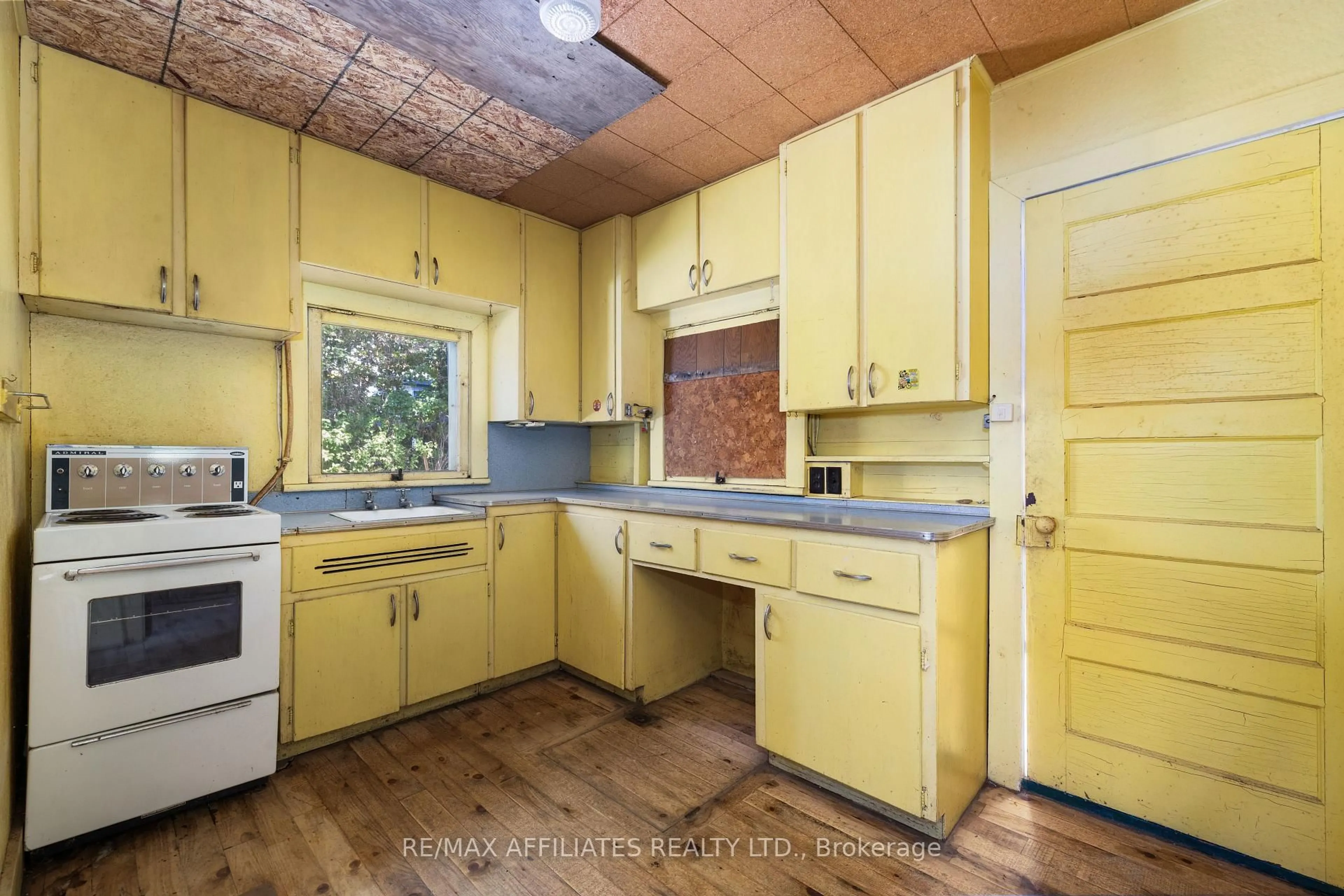 Standard kitchen, unknown for 6 R9 (rideau Ferry) Rd, Rideau Lakes Ontario K0G 1L0