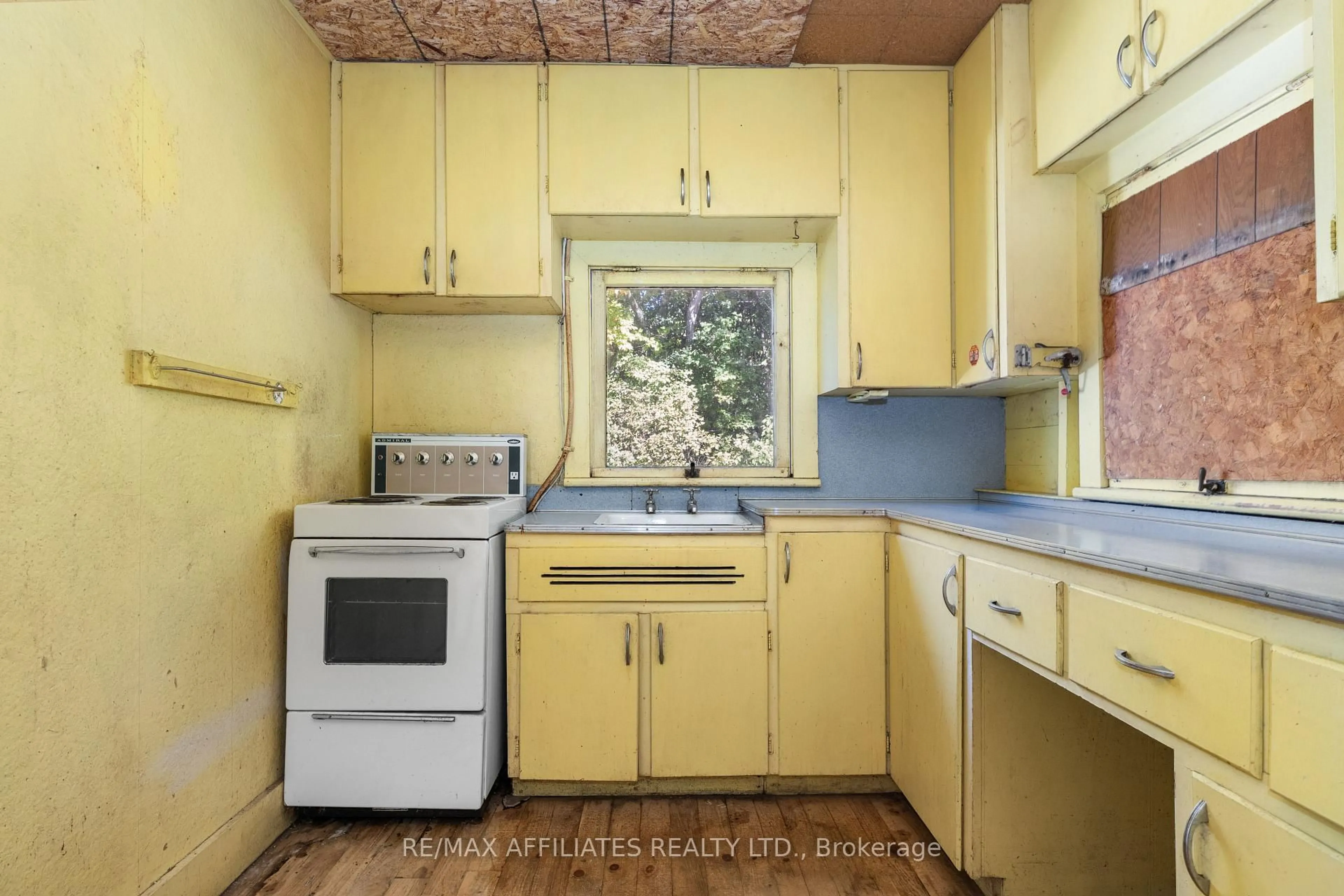 Standard kitchen, unknown for 6 R9 (rideau Ferry) Rd, Rideau Lakes Ontario K0G 1L0