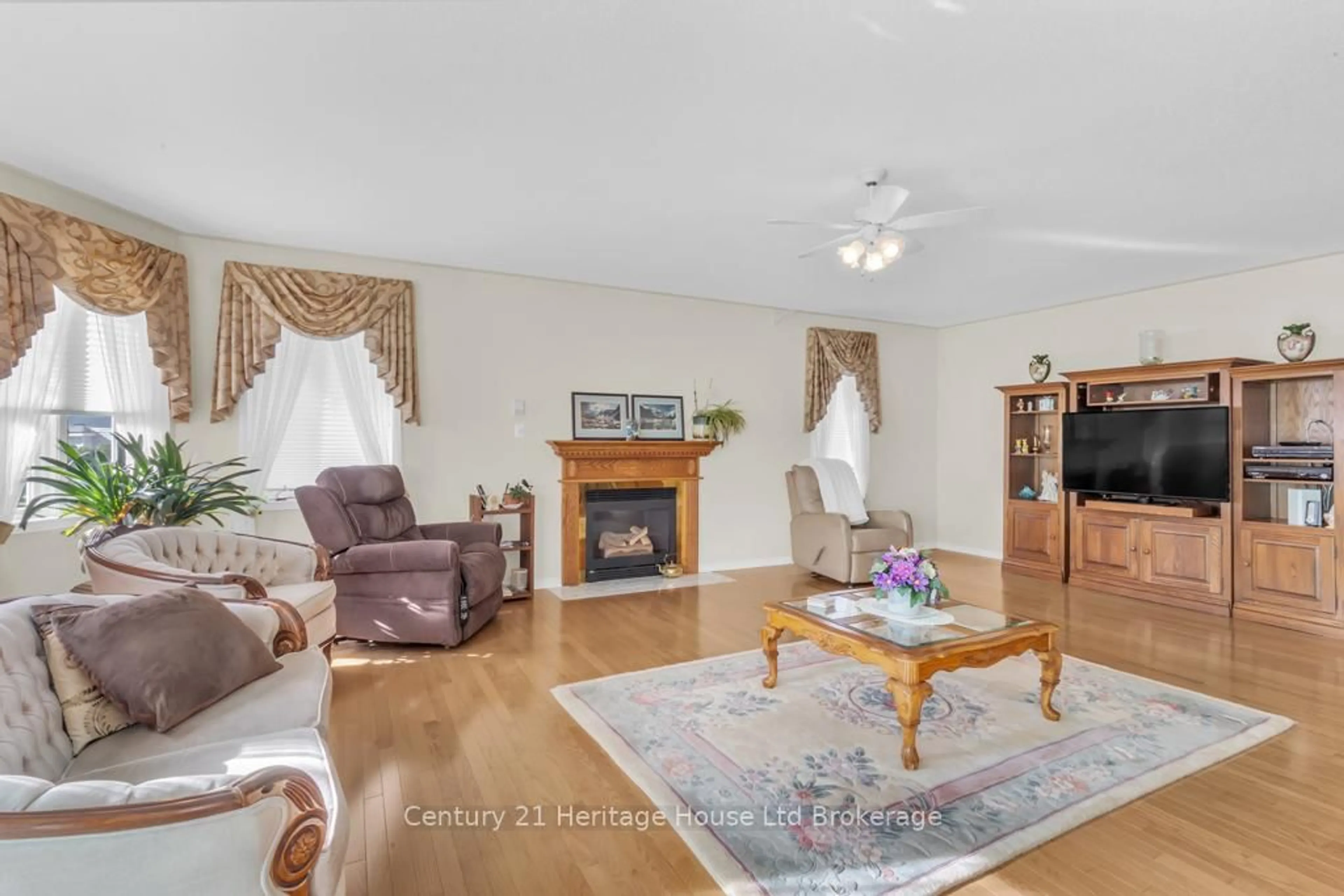 Living room with furniture, unknown for 58 Wilkins Cres, Tillsonburg Ontario N4G 5M5
