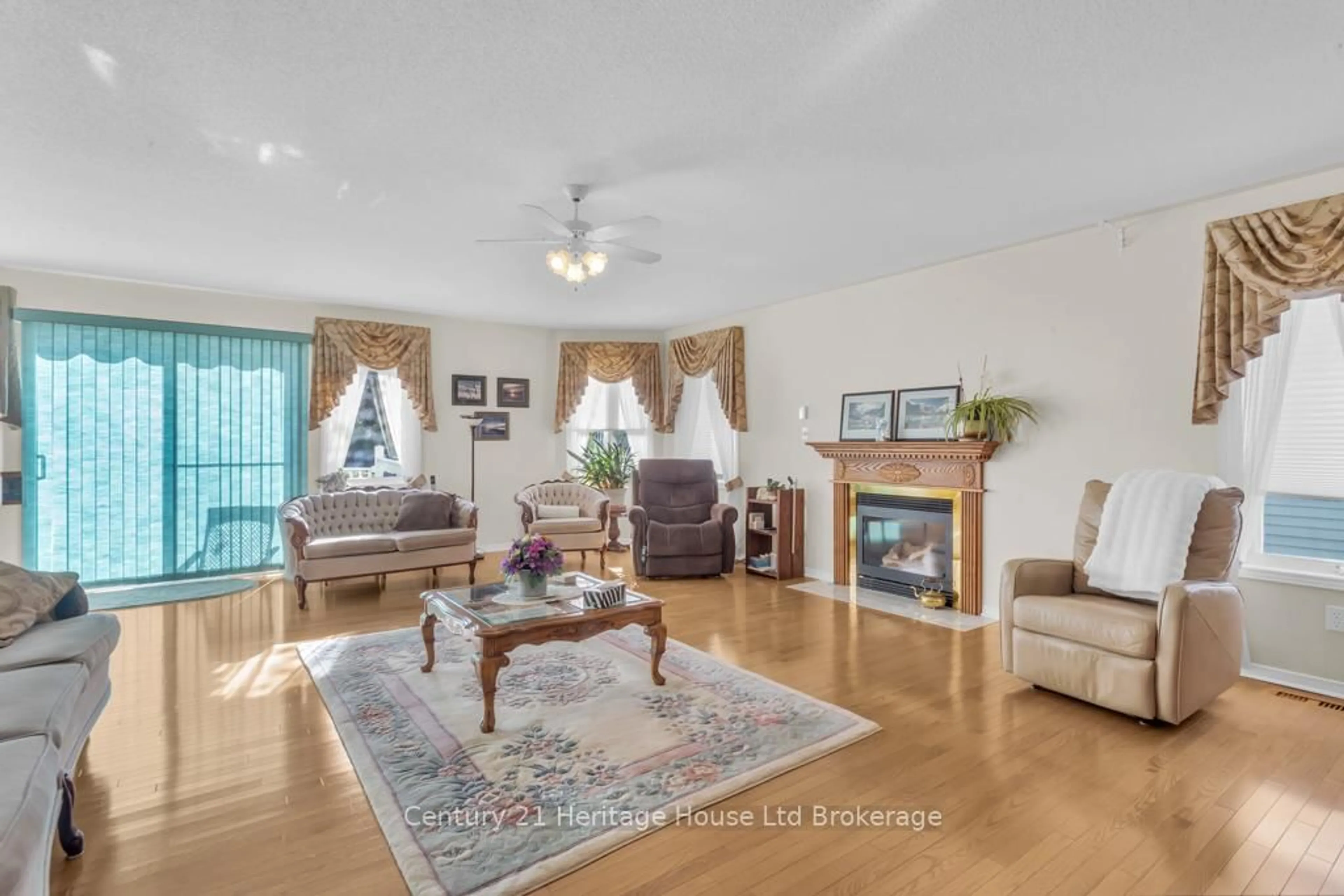 Living room with furniture, wood/laminate floor for 58 Wilkins Cres, Tillsonburg Ontario N4G 5M5
