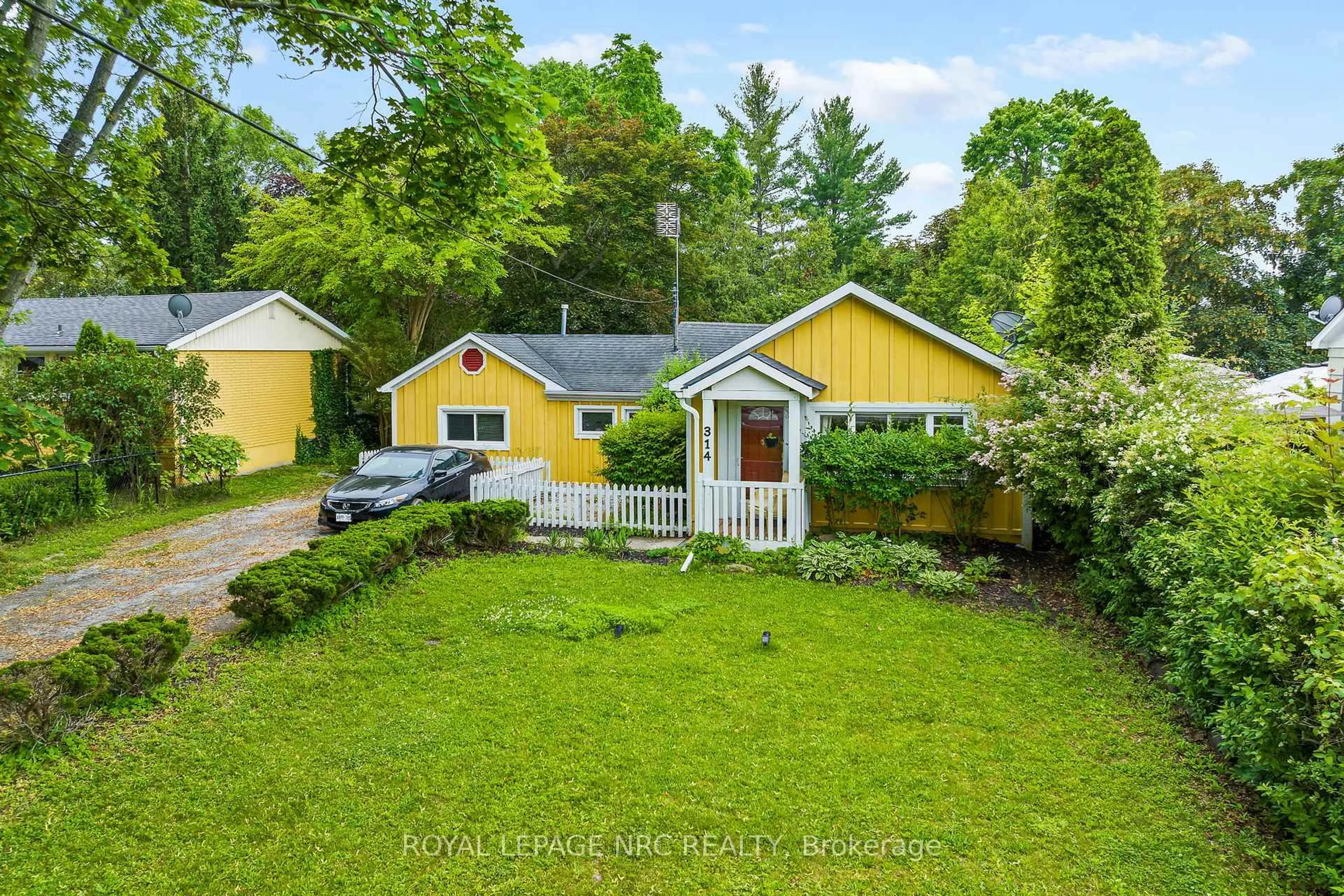 A pic from outside/outdoor area/front of a property/back of a property/a pic from drone, street for 314 Mary St, Niagara-on-the-Lake Ontario L0S 1J0