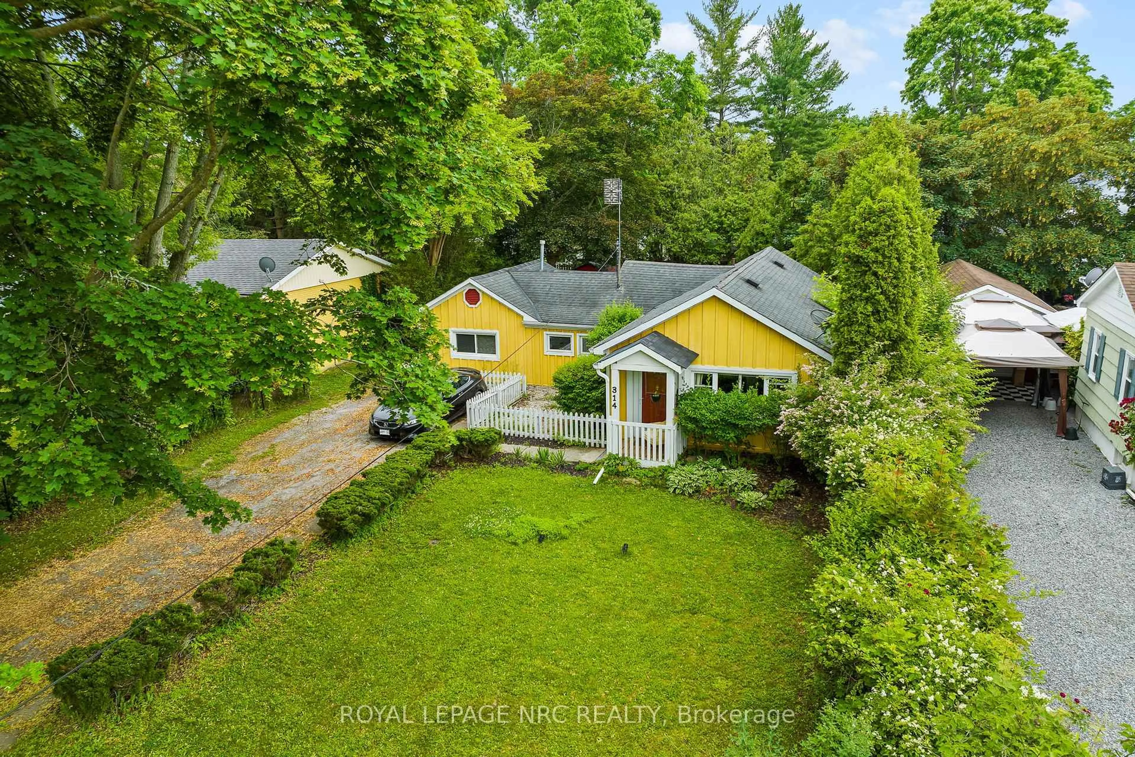 A pic from outside/outdoor area/front of a property/back of a property/a pic from drone, street for 314 Mary St, Niagara-on-the-Lake Ontario L0S 1J0