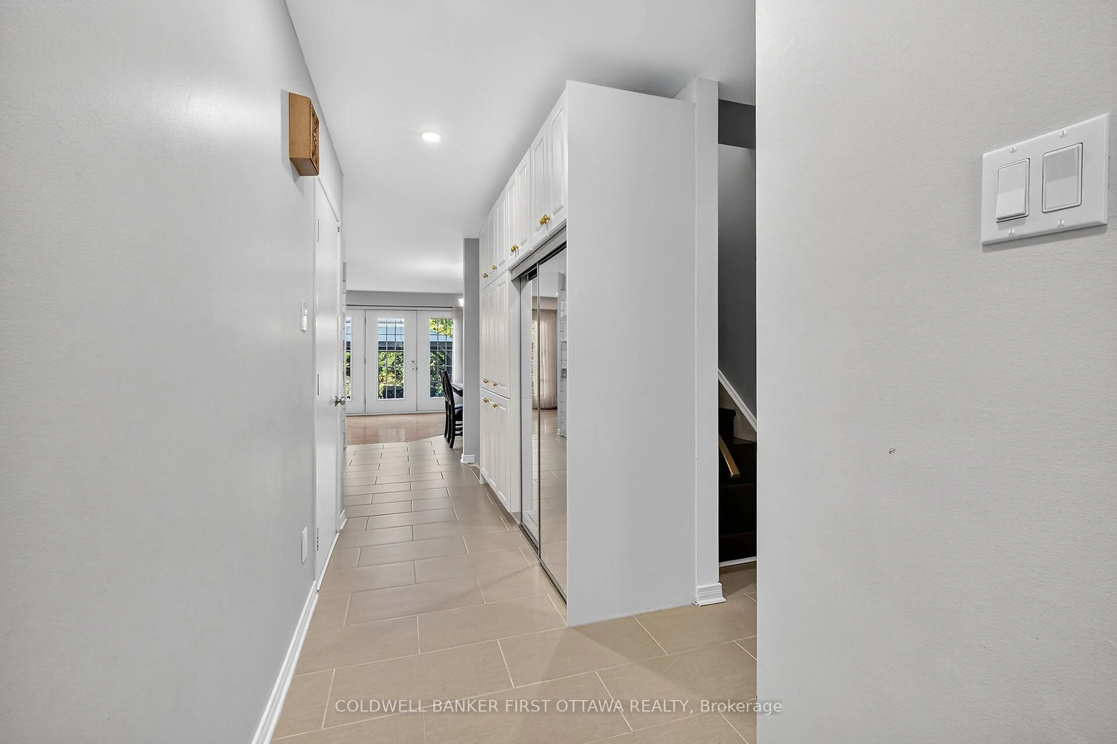 Indoor foyer for 6 Pennington Lane, Ottawa Ontario K1B 4X7