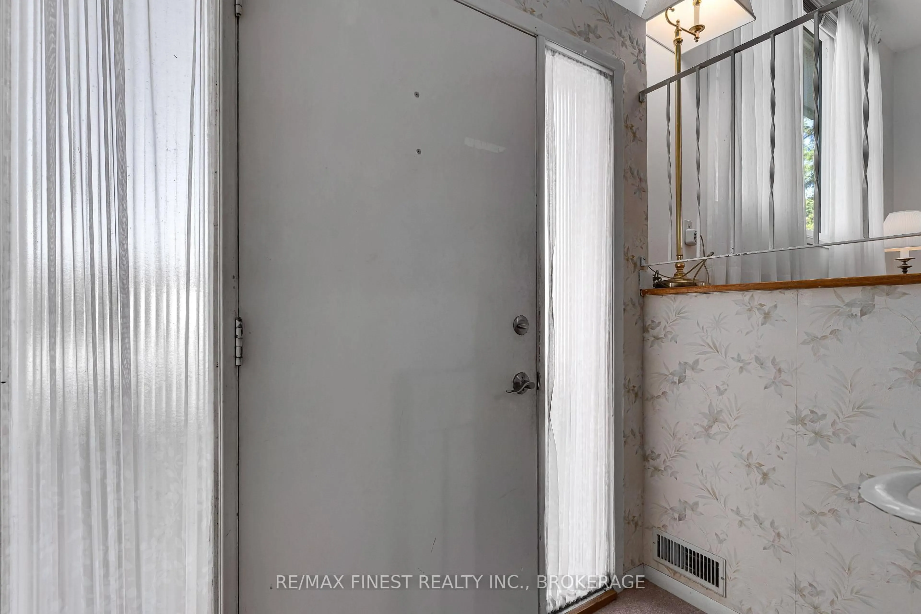 Indoor entryway for 704 Aylmer Cres, Kingston Ontario K7M 6L9