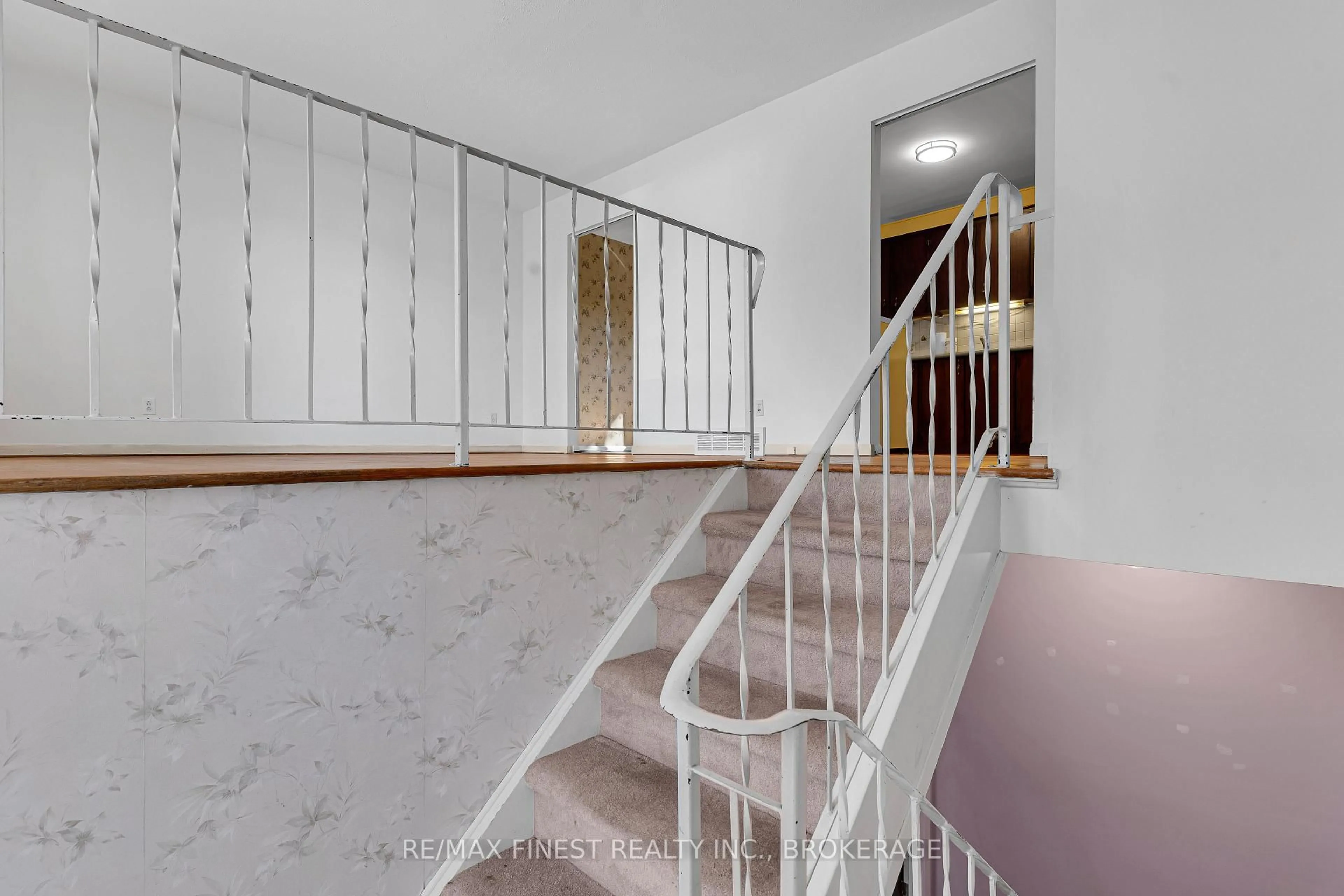 Indoor foyer for 704 Aylmer Cres, Kingston Ontario K7M 6L9