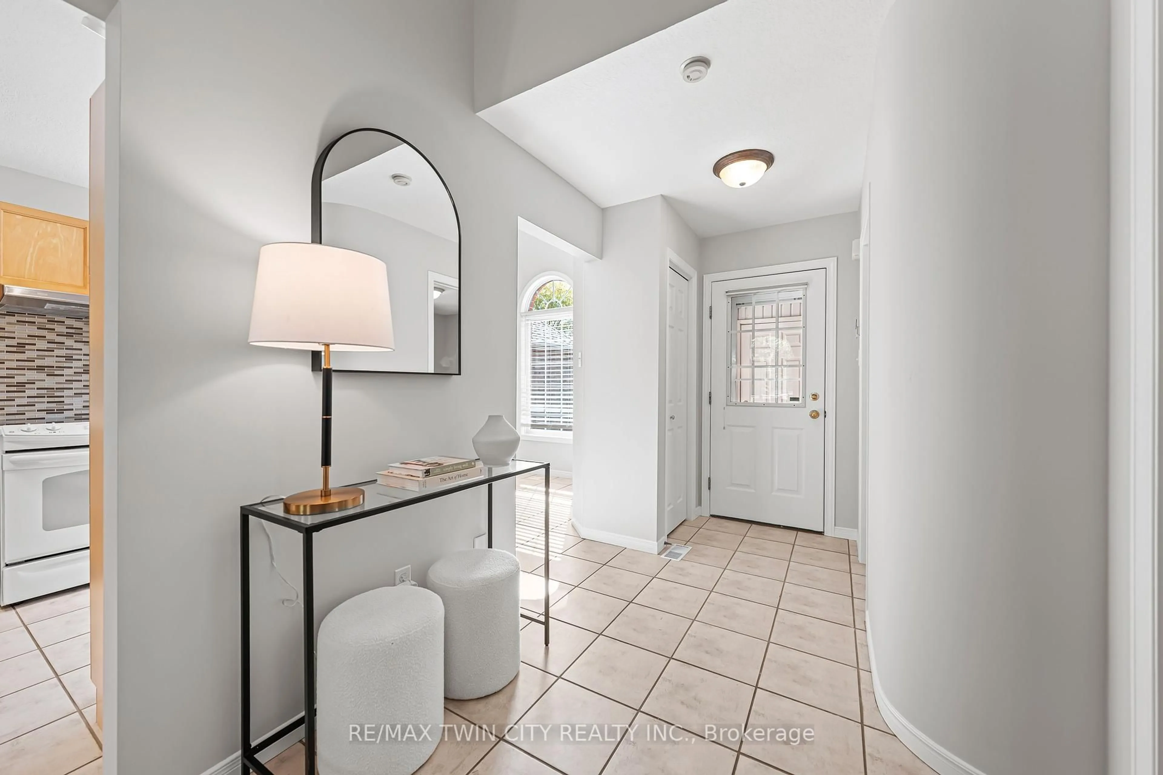 Indoor entryway for 432 Sandbanks Cres, Waterloo Ontario N2V 2J1