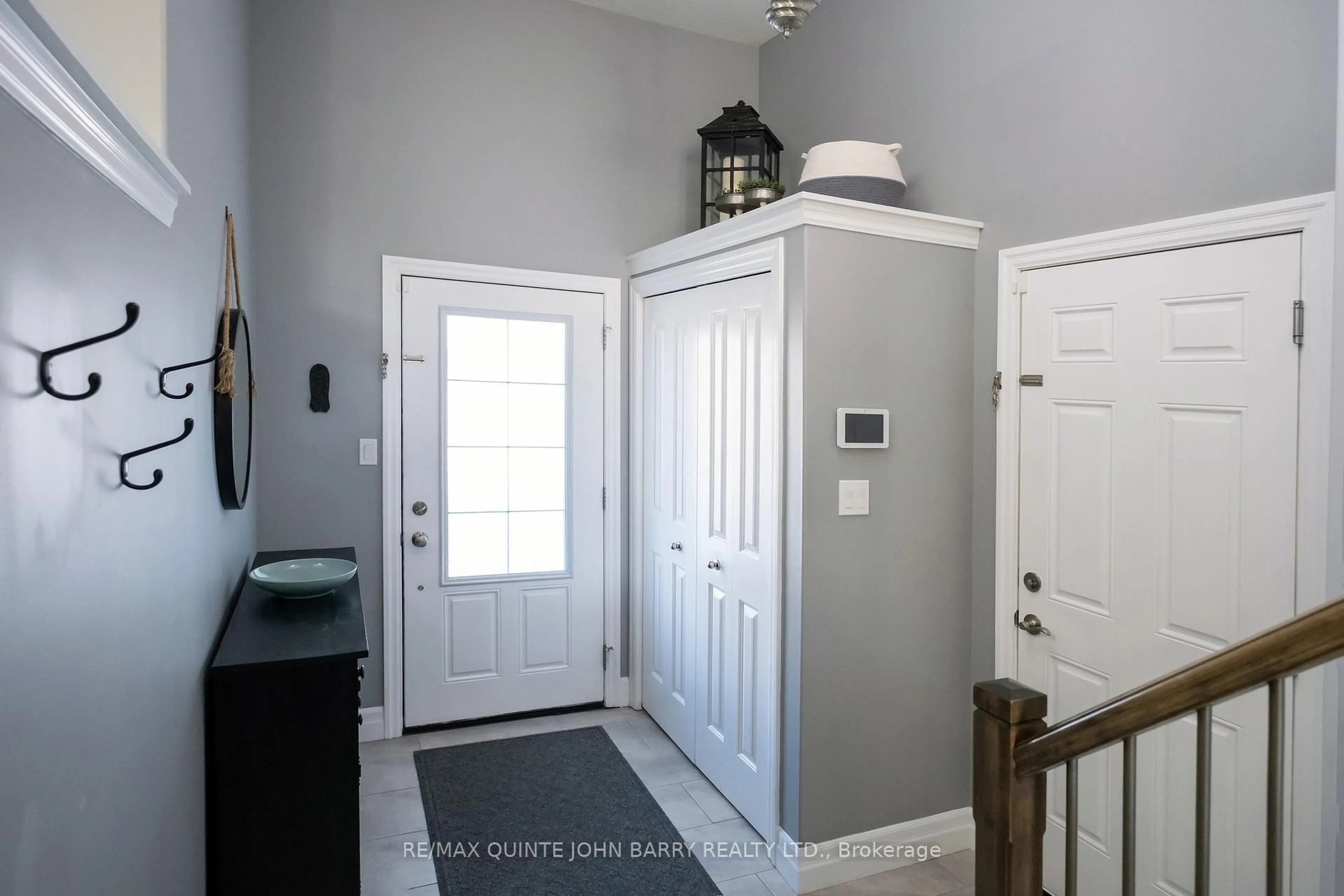 Indoor entryway for 6 McIntosh Cres, Quinte West Ontario K8V 0G1