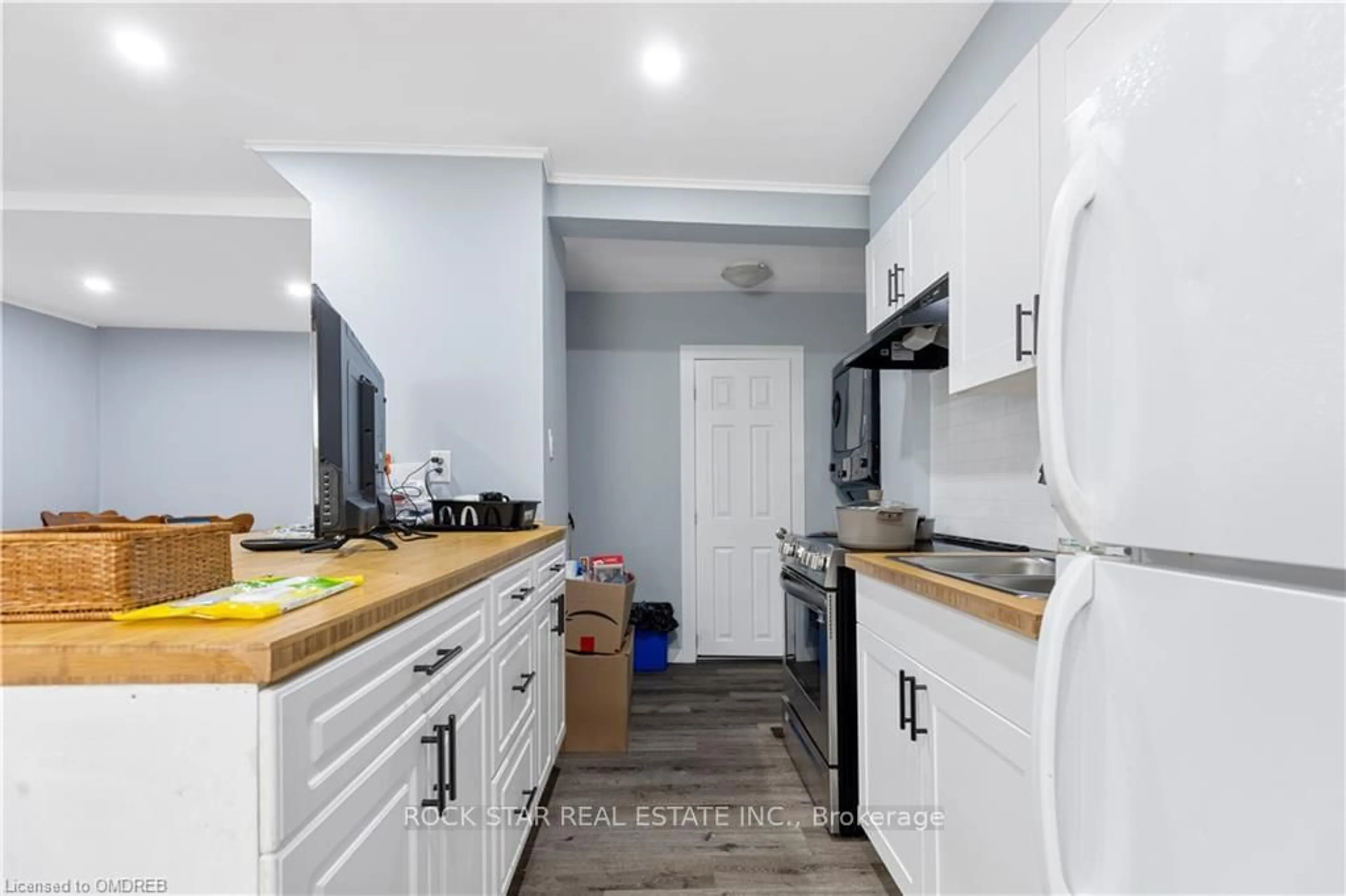 Unknown for 235 Hamilton Rd, London East Ontario N5Z 1P9