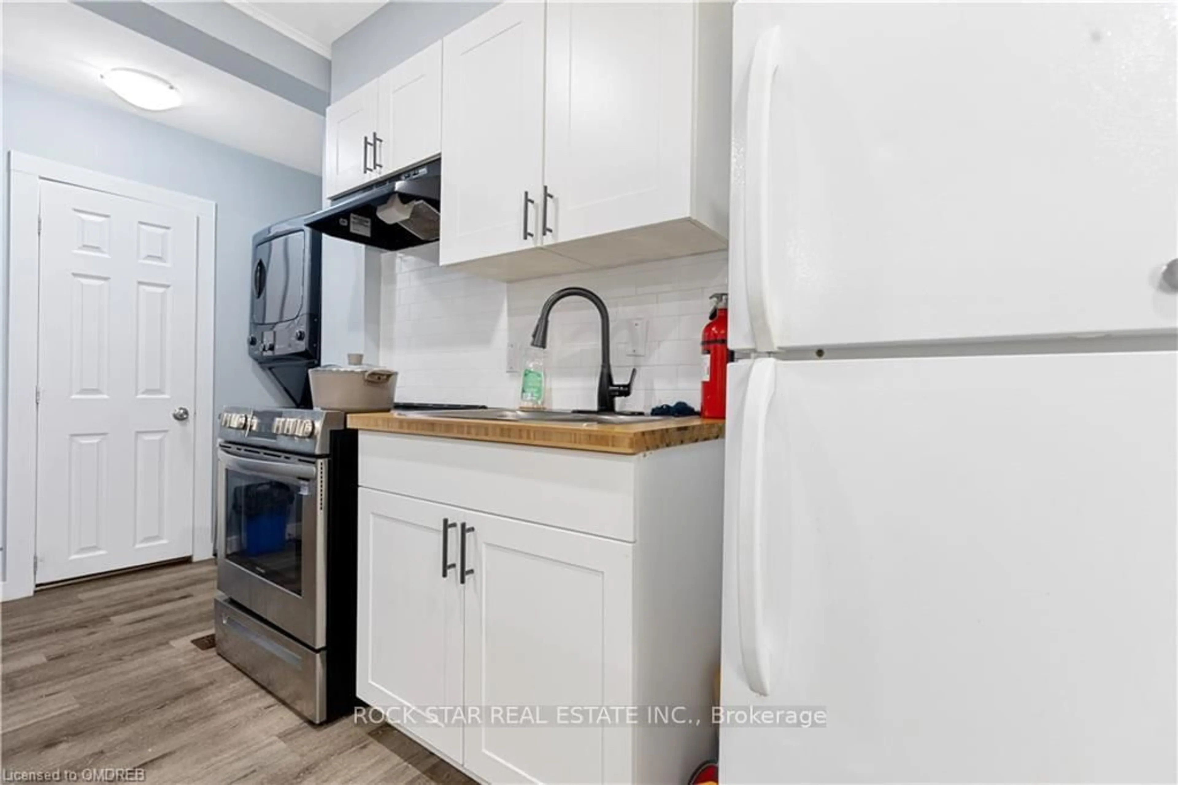 Standard kitchen, unknown for 235 Hamilton Rd, London East Ontario N5Z 1P9