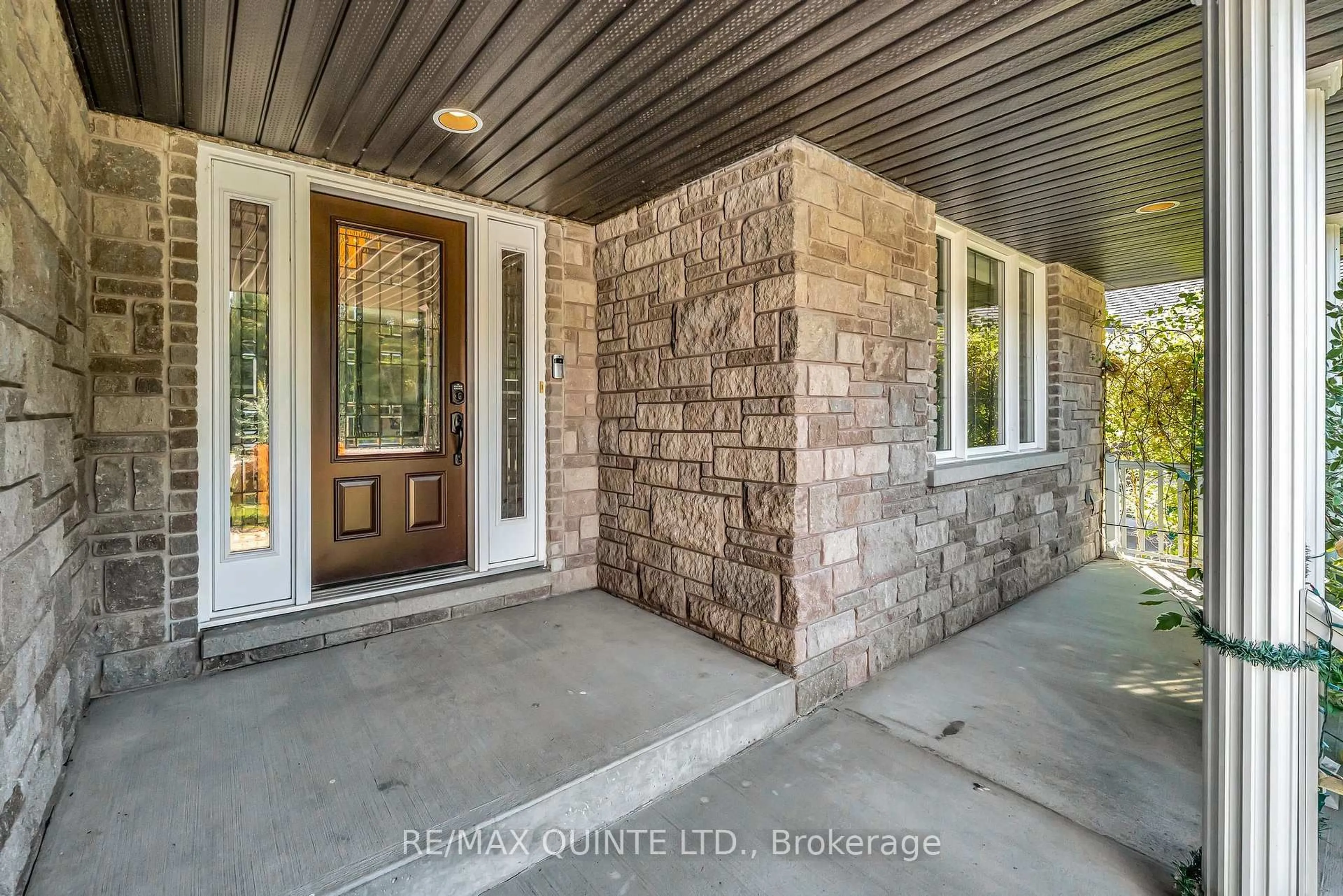 Indoor entryway for 28 Pine Marsh Lane, Quinte West Ontario K8V 0A5