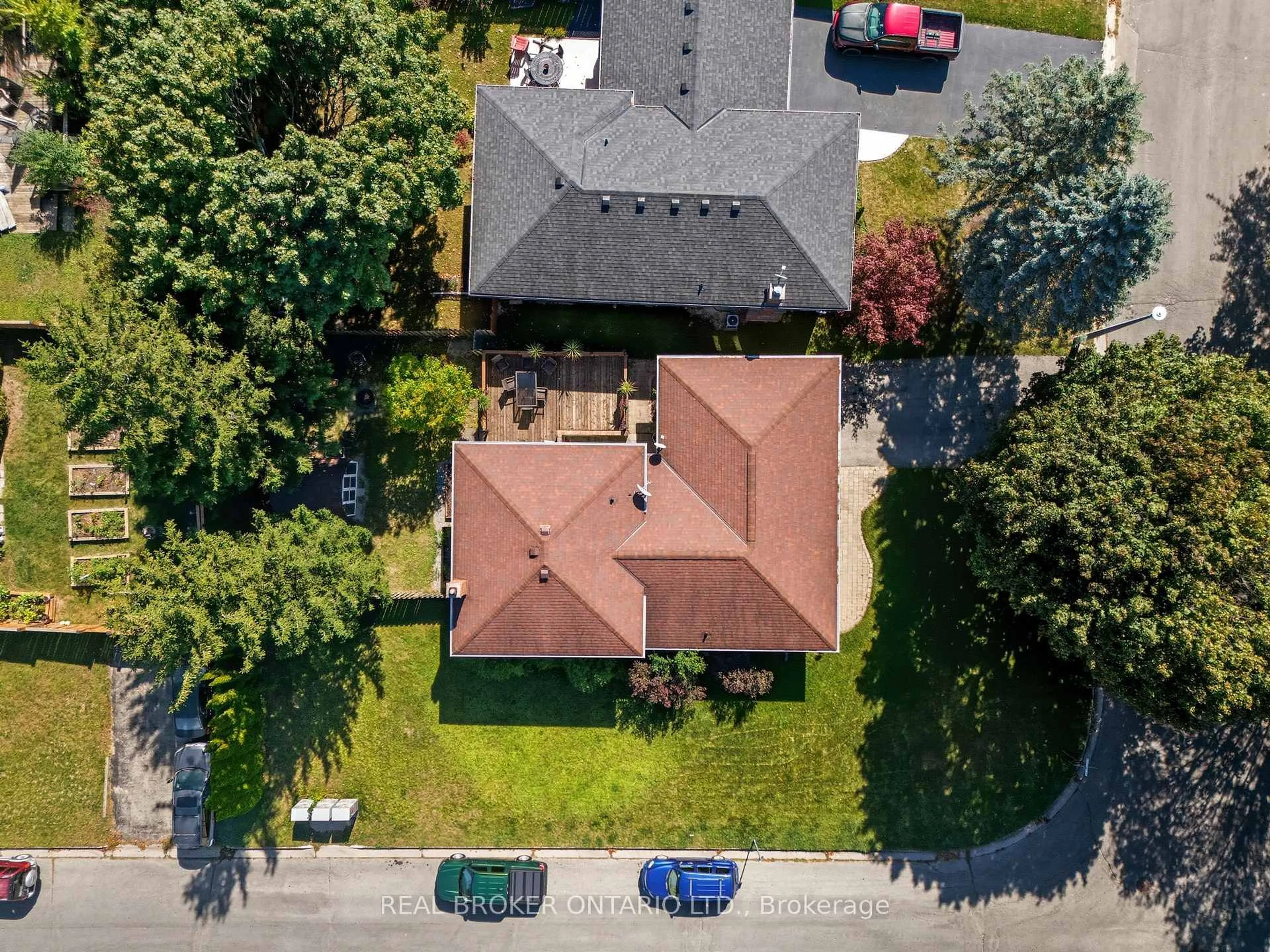 A pic from outside/outdoor area/front of a property/back of a property/a pic from drone, street for 39 Carriage Rd, Norfolk Ontario N3Y 4Y3