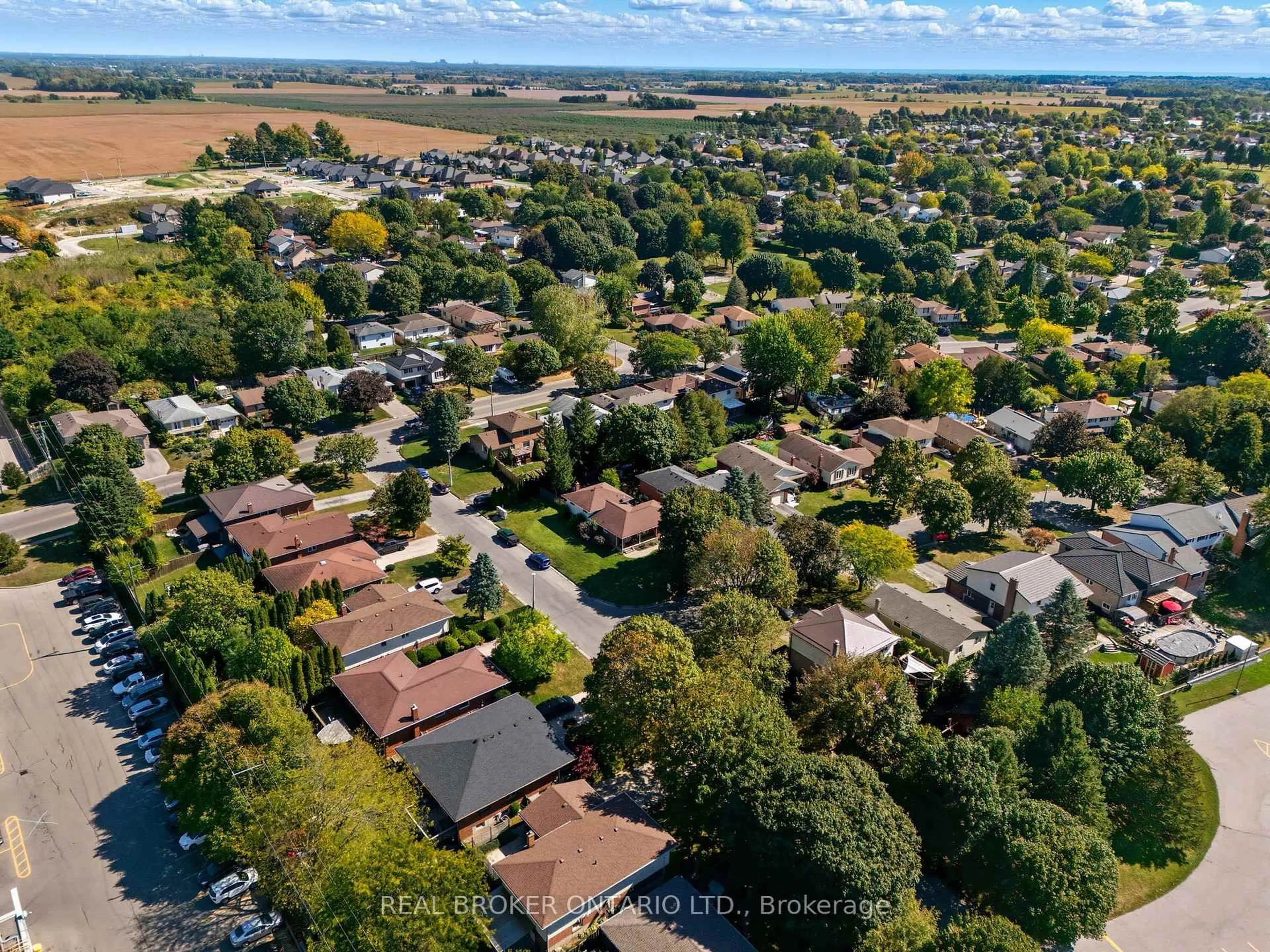 A pic from outside/outdoor area/front of a property/back of a property/a pic from drone, street for 39 Carriage Rd, Norfolk Ontario N3Y 4Y3