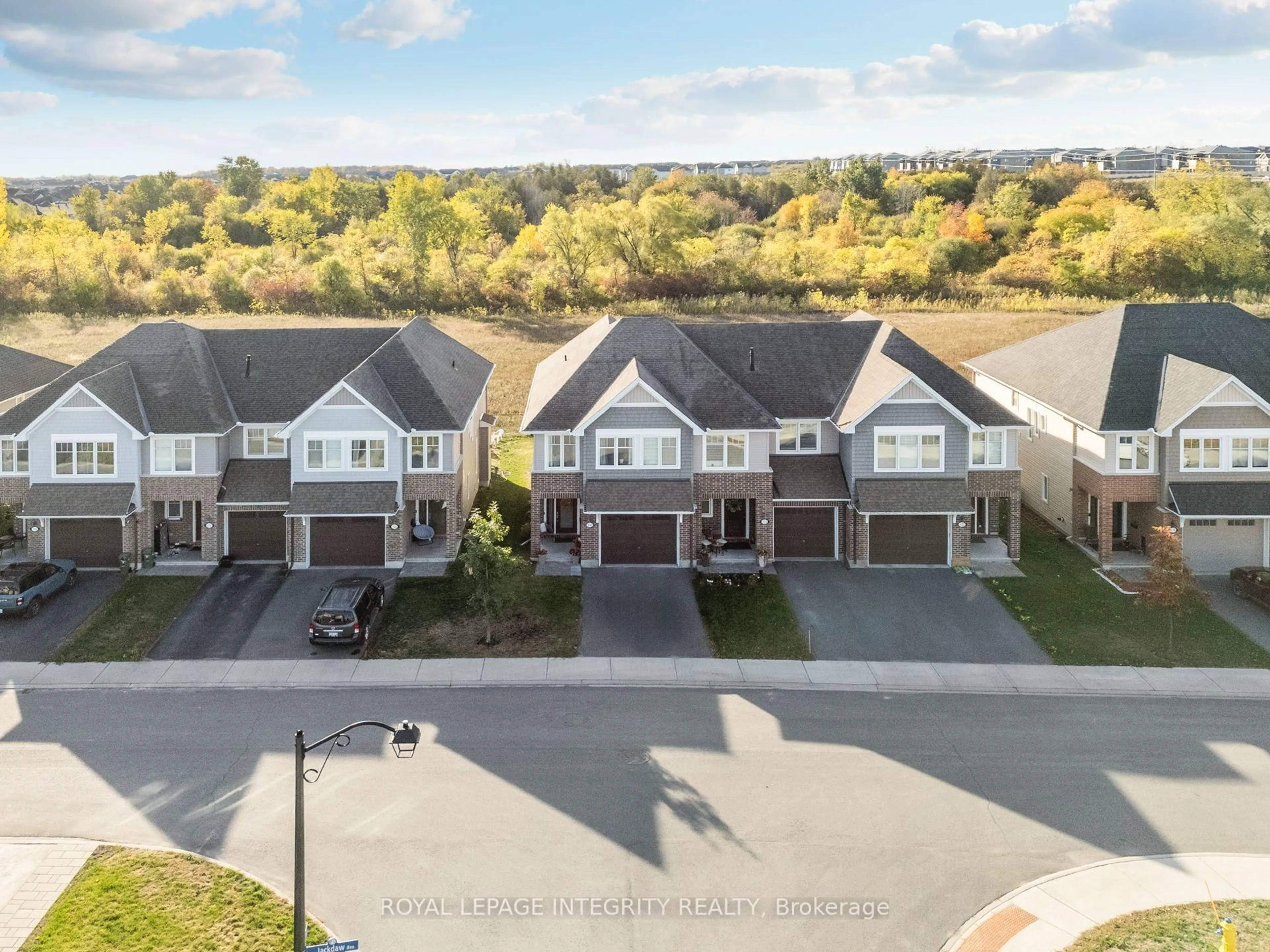A pic from outside/outdoor area/front of a property/back of a property/a pic from drone, street for 526 Jackdaw Ave, Ottawa Ontario K2J 6M8