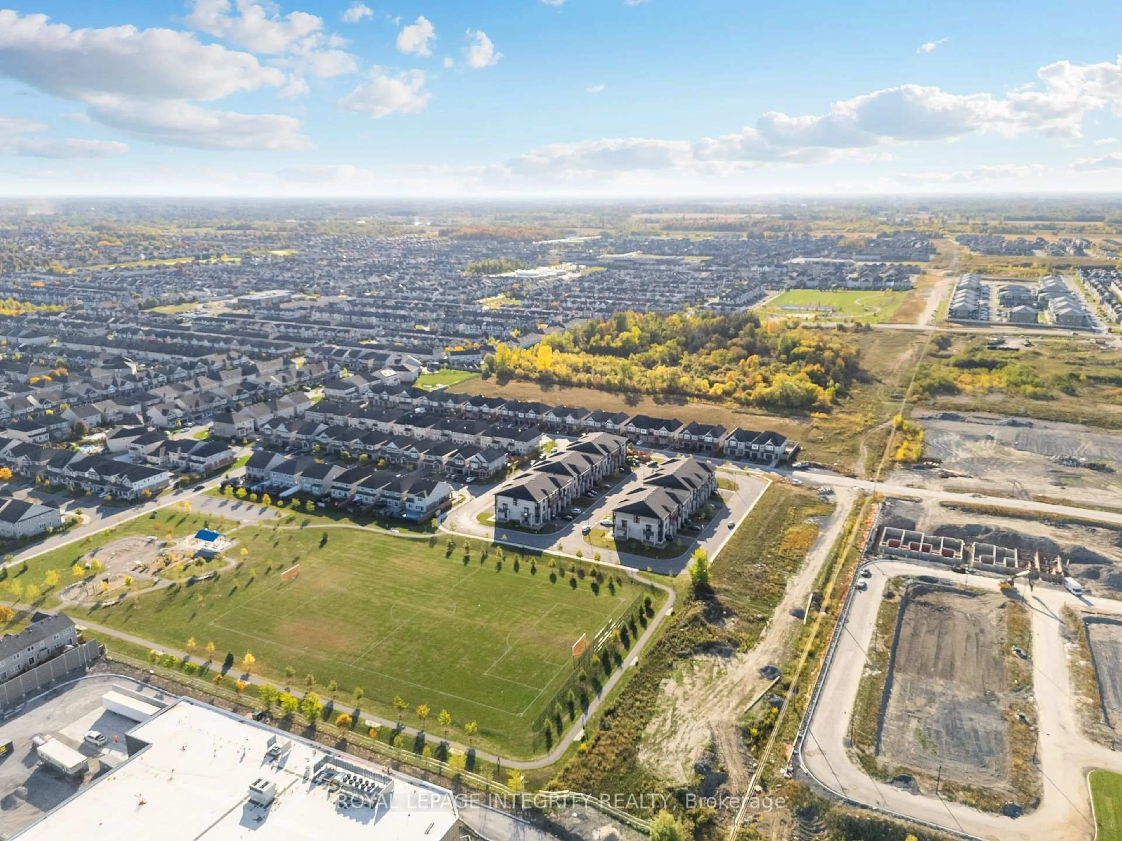 A pic from outside/outdoor area/front of a property/back of a property/a pic from drone, street for 526 Jackdaw Ave, Ottawa Ontario K2J 6M8