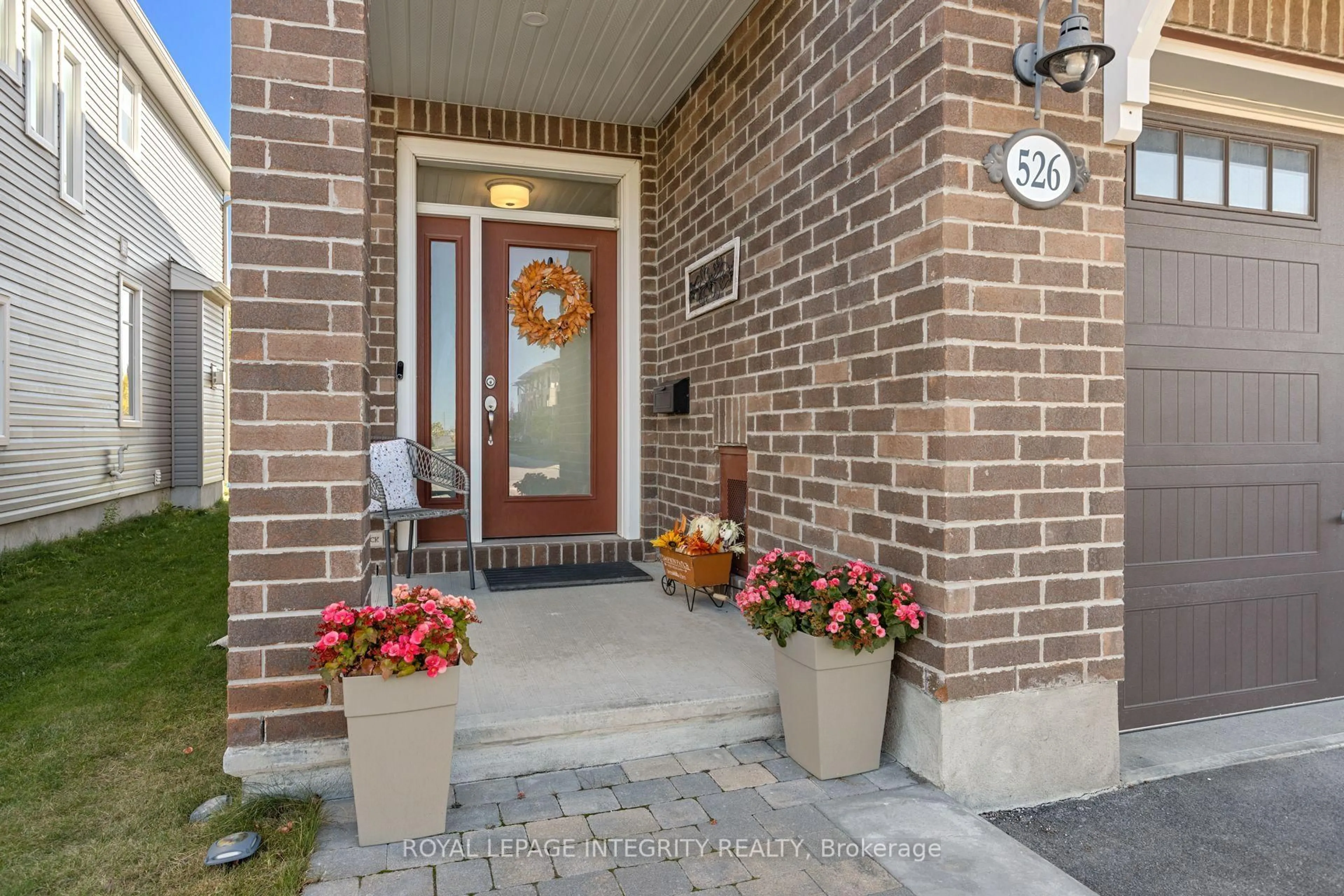 Indoor entryway for 526 Jackdaw Ave, Ottawa Ontario K2J 6M8
