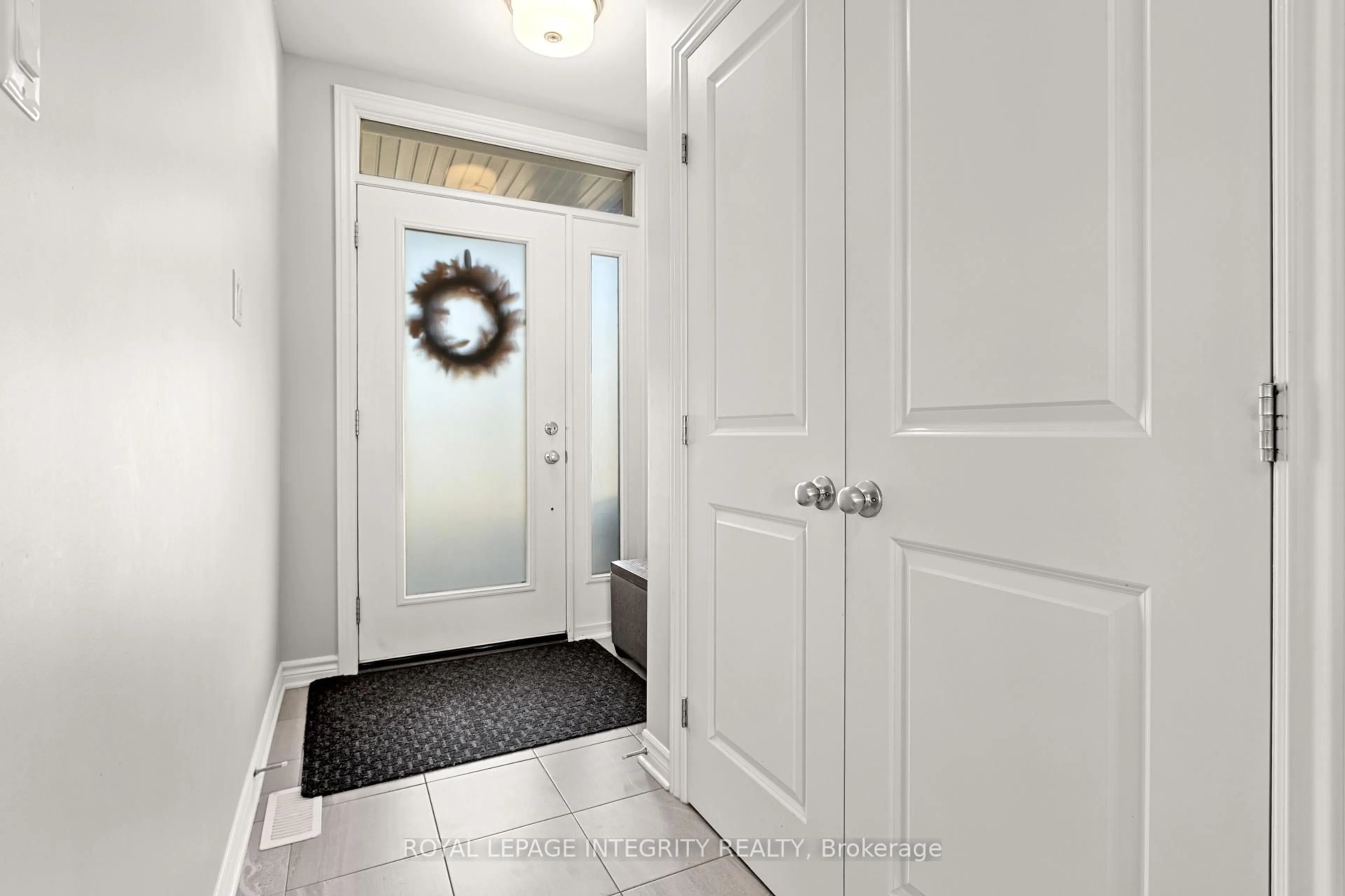 Indoor entryway for 526 Jackdaw Ave, Ottawa Ontario K2J 6M8