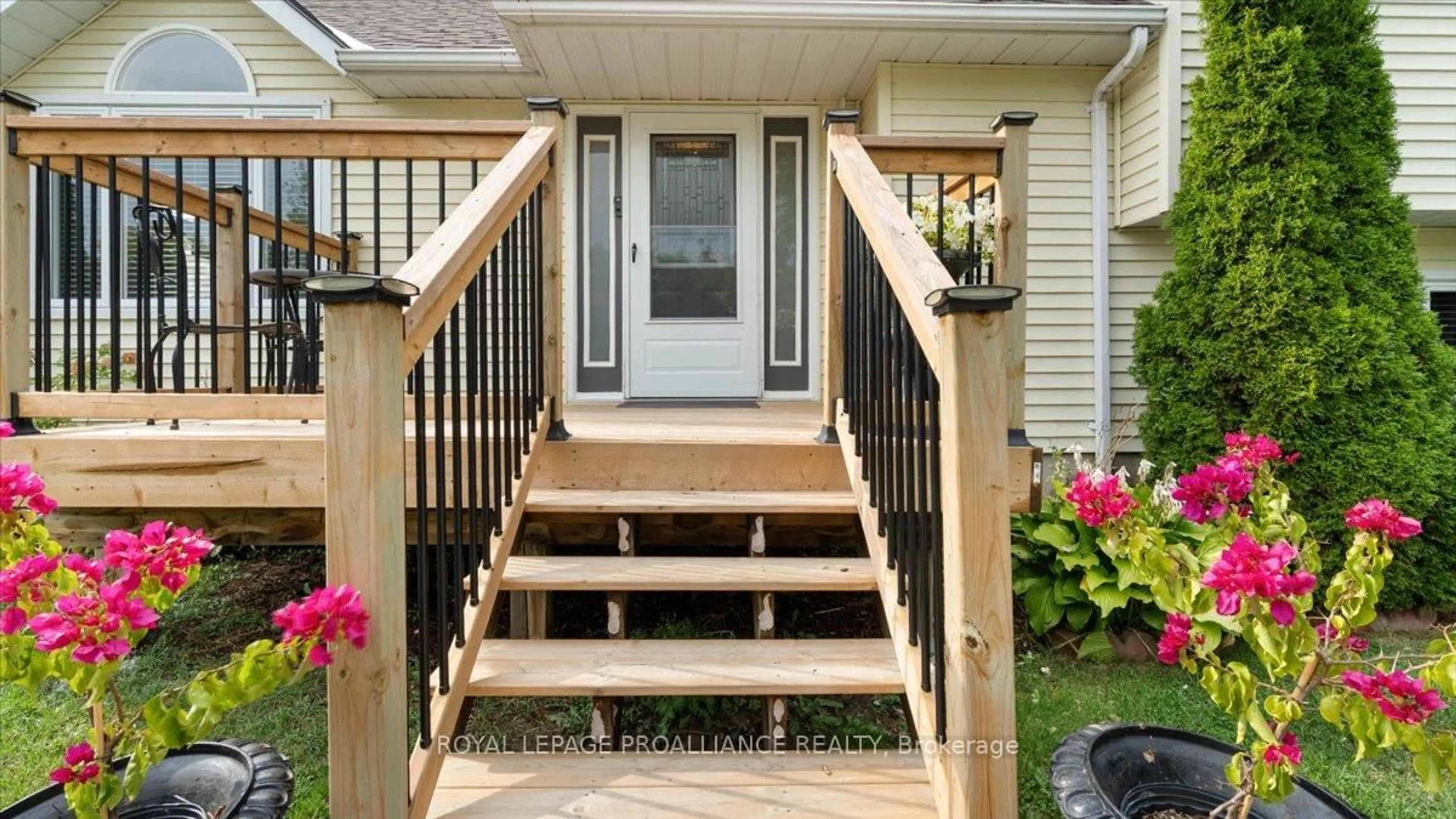 Indoor entryway for 256 Edward St, Stirling Ontario K0K 3E0