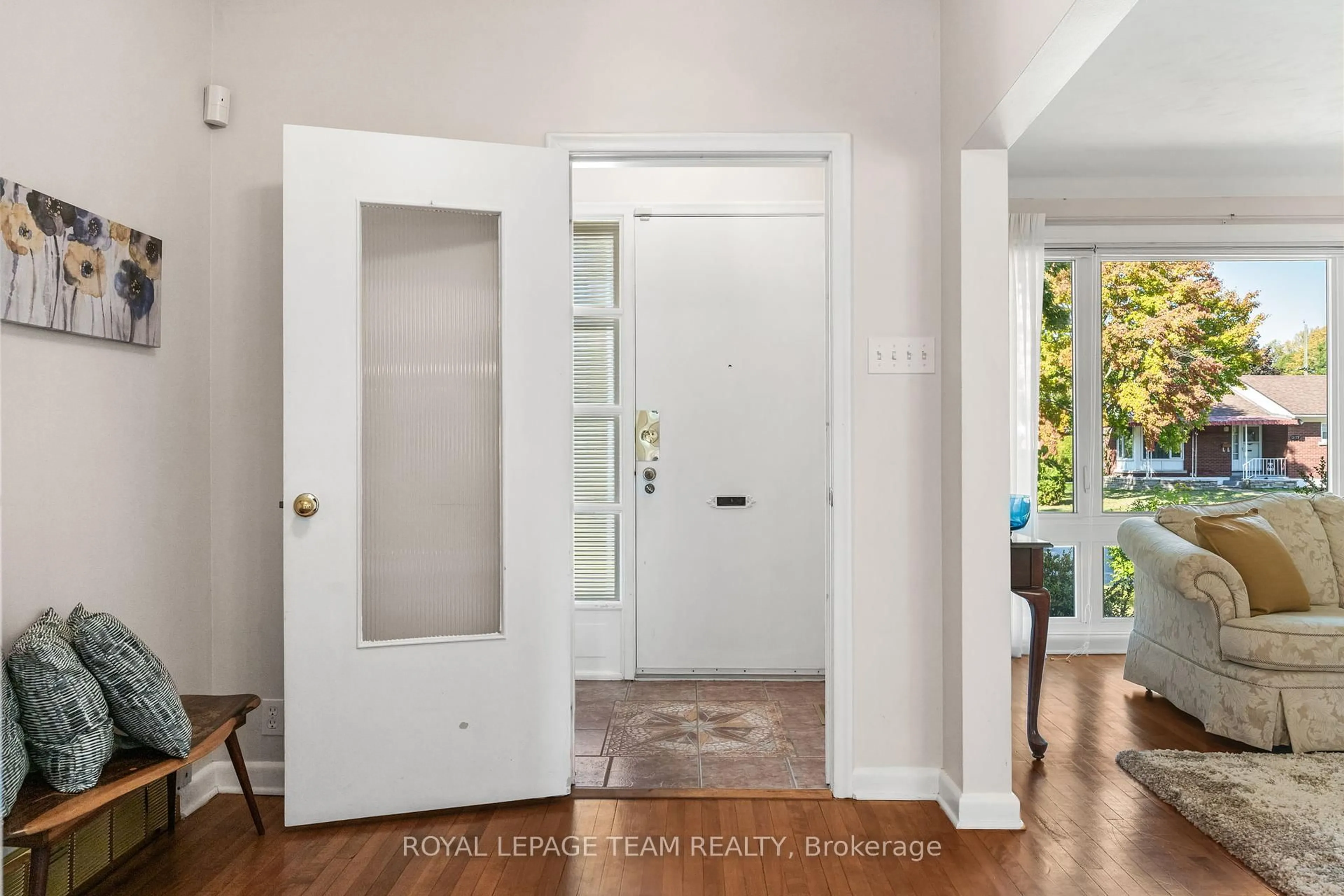 Indoor entryway for 2184 Iris St, Ottawa Ontario K2C 1B3