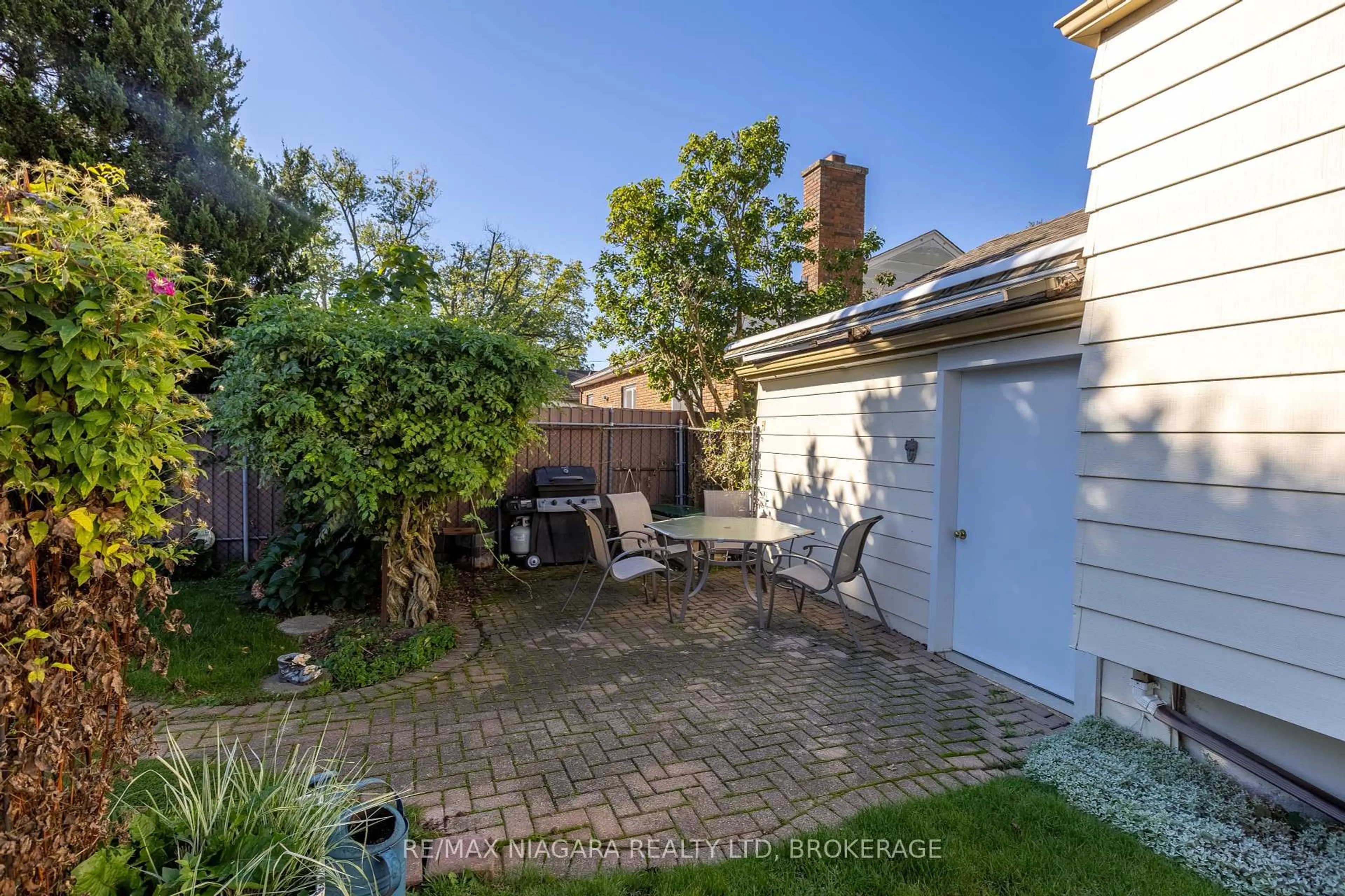 Patio, street for 68 Connaught Ave, Welland Ontario L3C 1G5