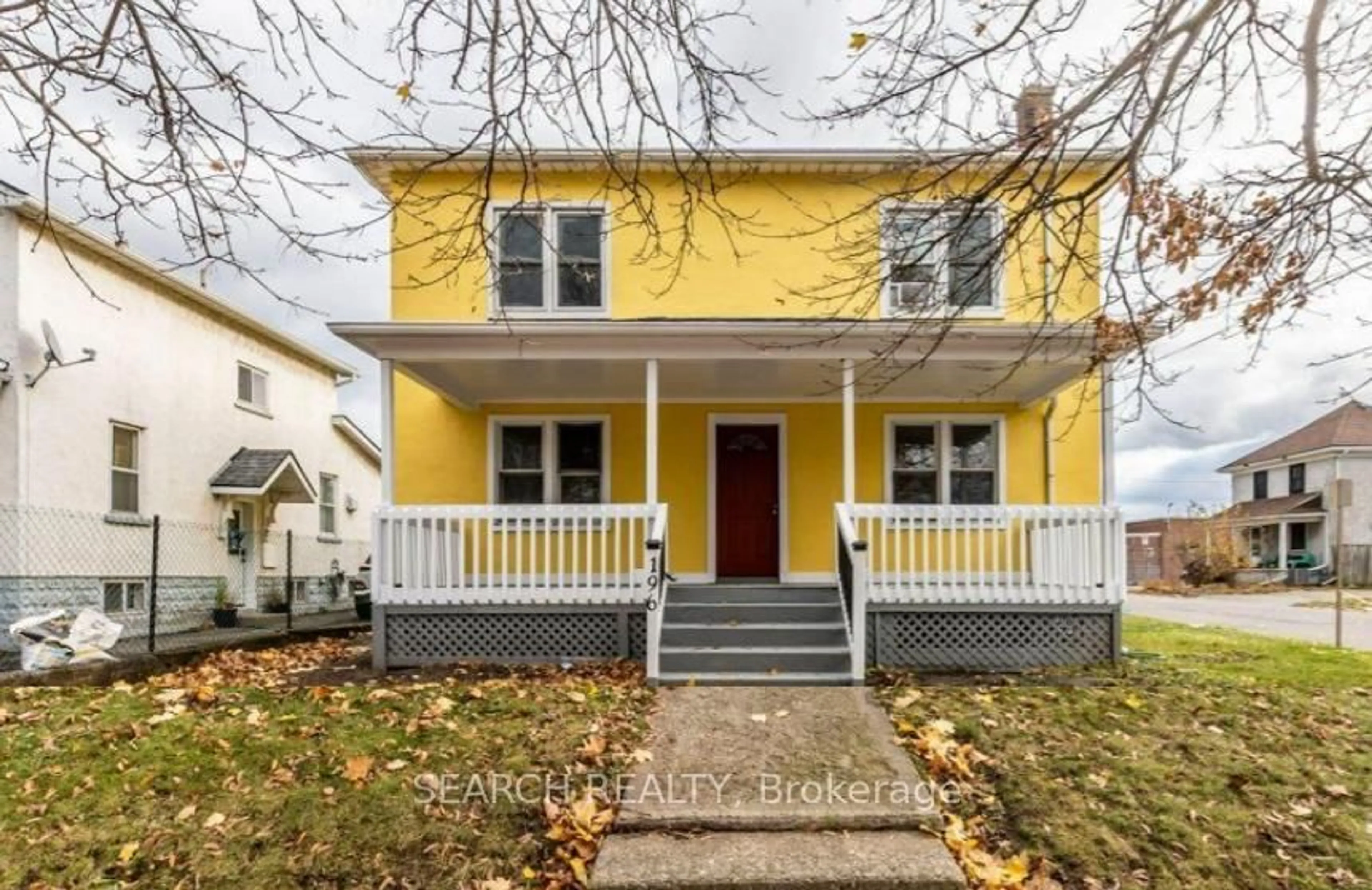 Home with vinyl exterior material, street for 196 Ross St, Welland Ontario L3B 2N3