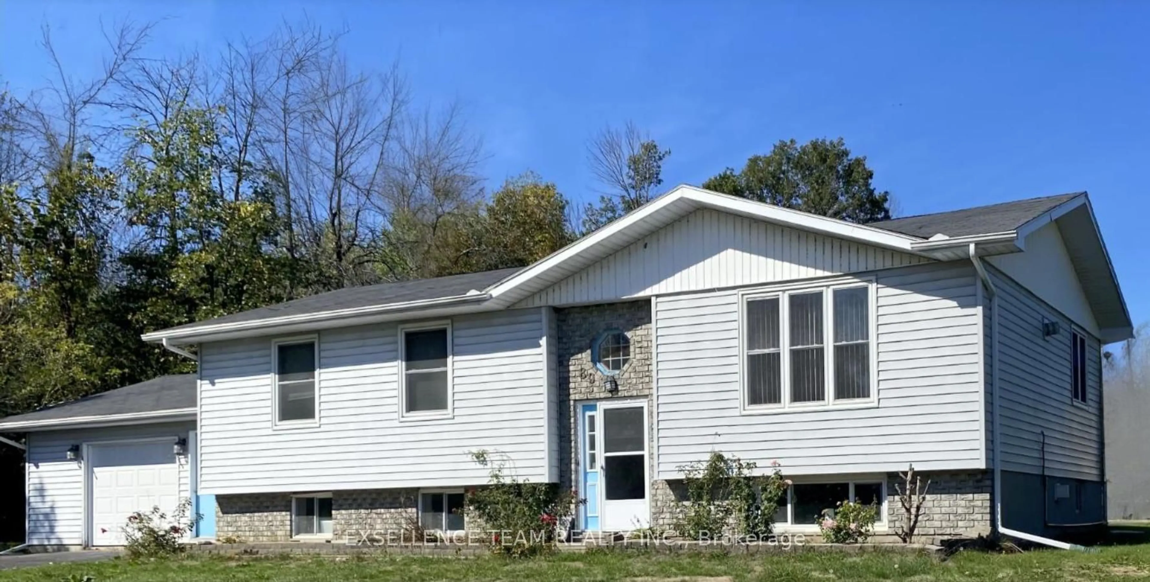 Home with vinyl exterior material, building for 89 St Lawrence St, South Stormont Ontario K0C 1M0