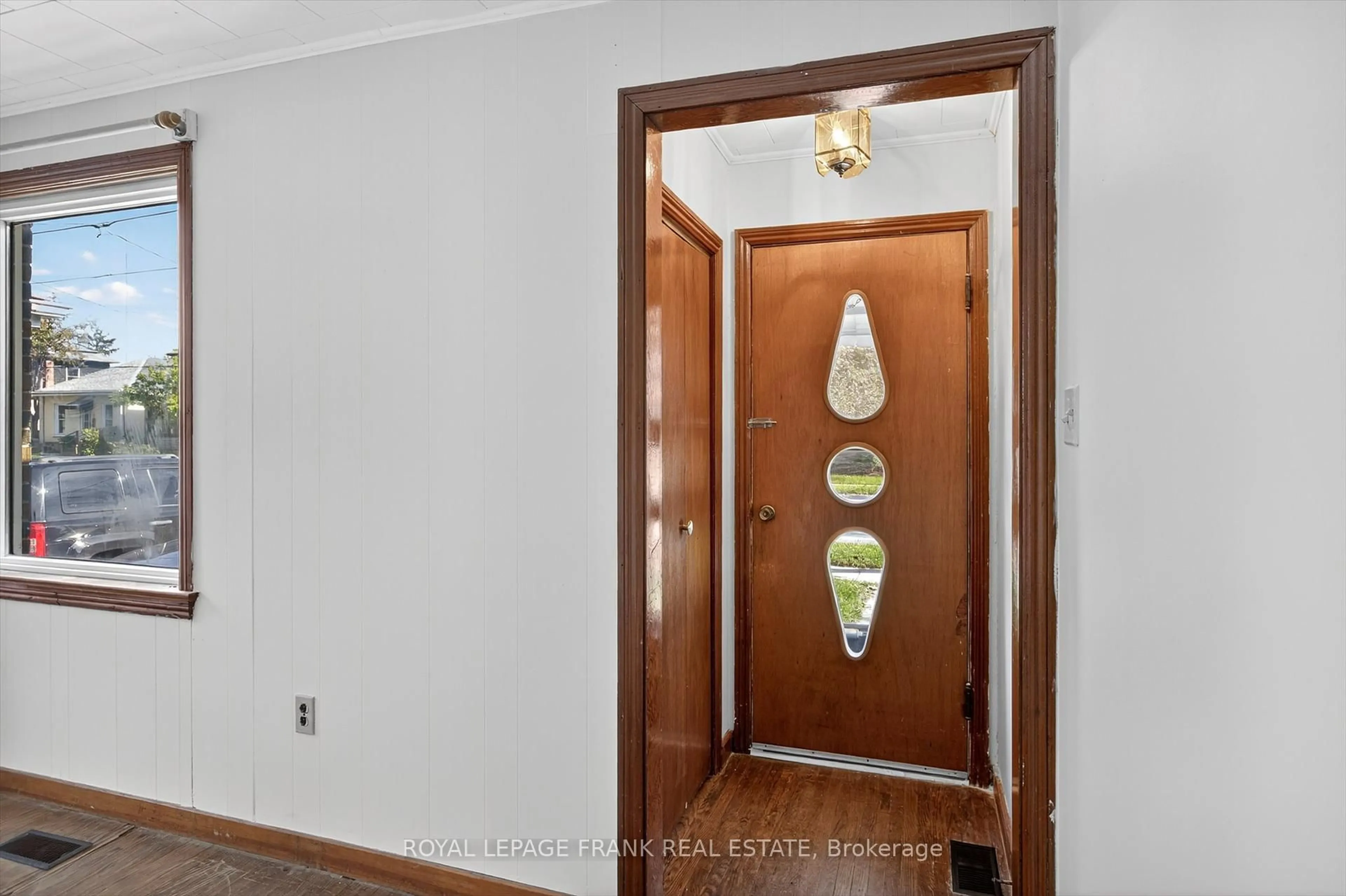 Indoor entryway for 859 George St, Peterborough Ontario K9H 3T6