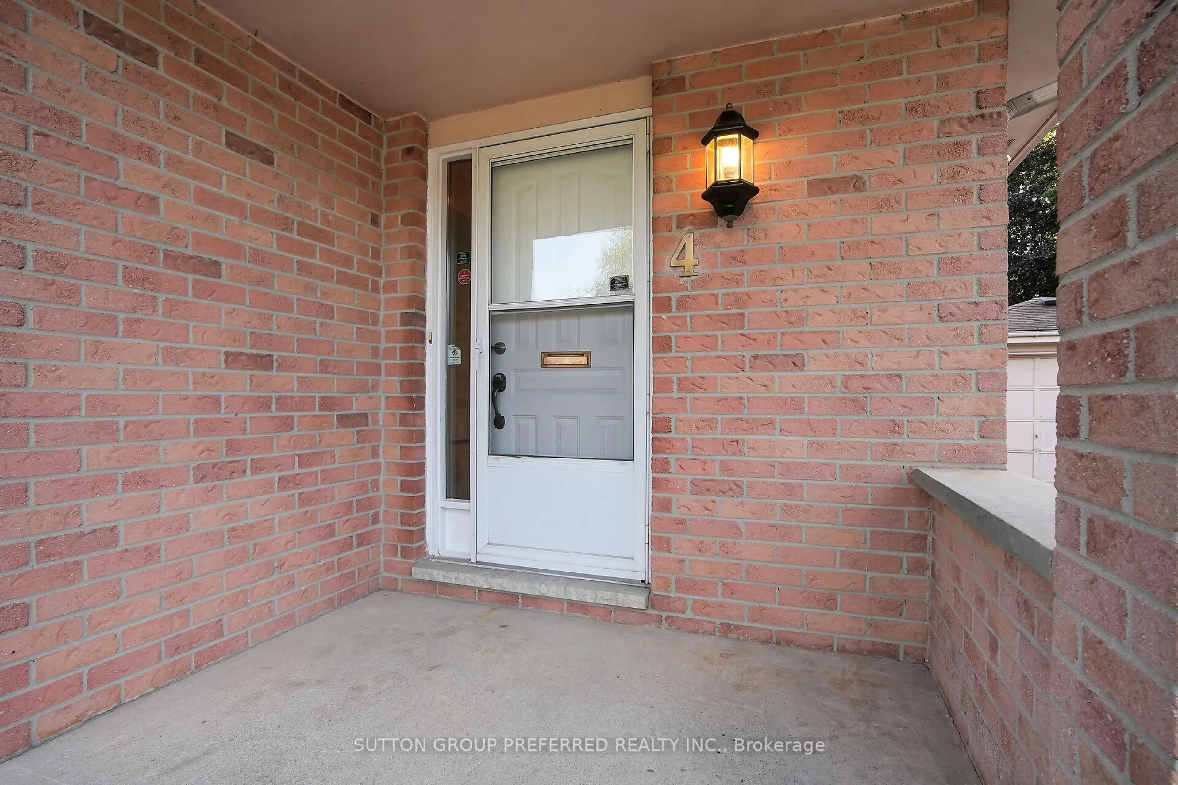 Indoor entryway for 4 Corinth Crt, London East Ontario N5Y 5A8