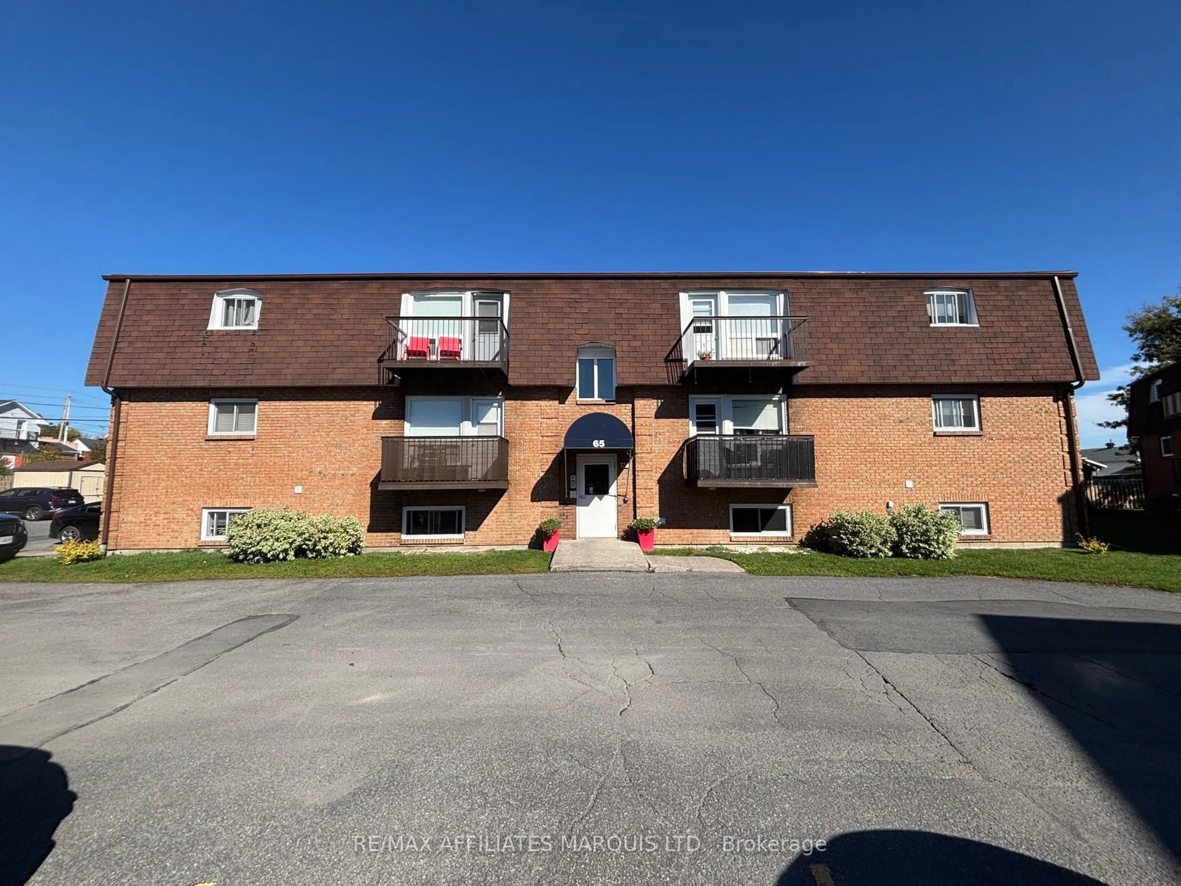 A pic from outside/outdoor area/front of a property/back of a property/a pic from drone, building for 65 Race St #4, Cornwall Ontario K6H 1G7