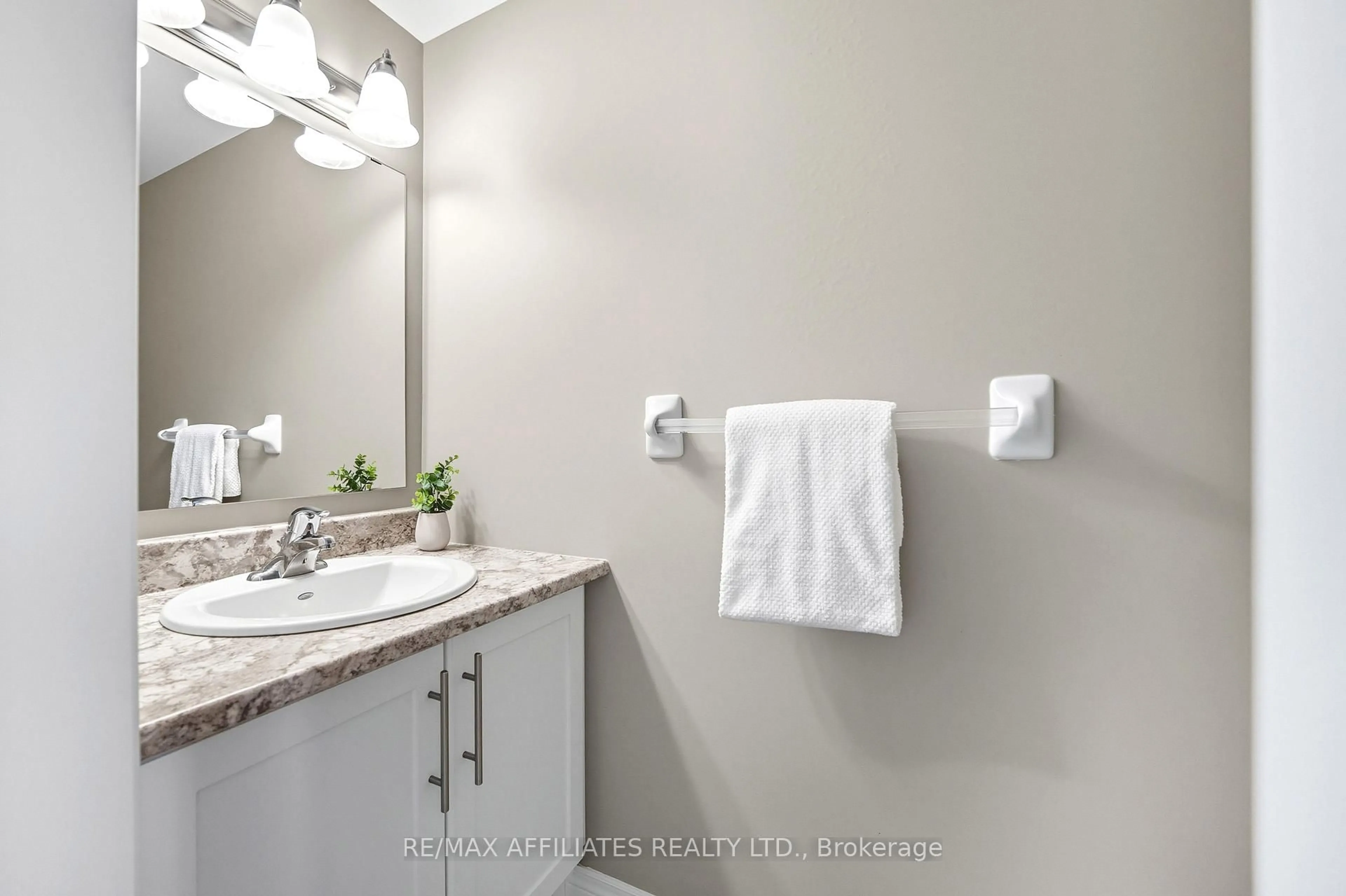 Standard bathroom, ceramic/tile floor for 32 Code Cres, Carleton Place Ontario K7C 4J7