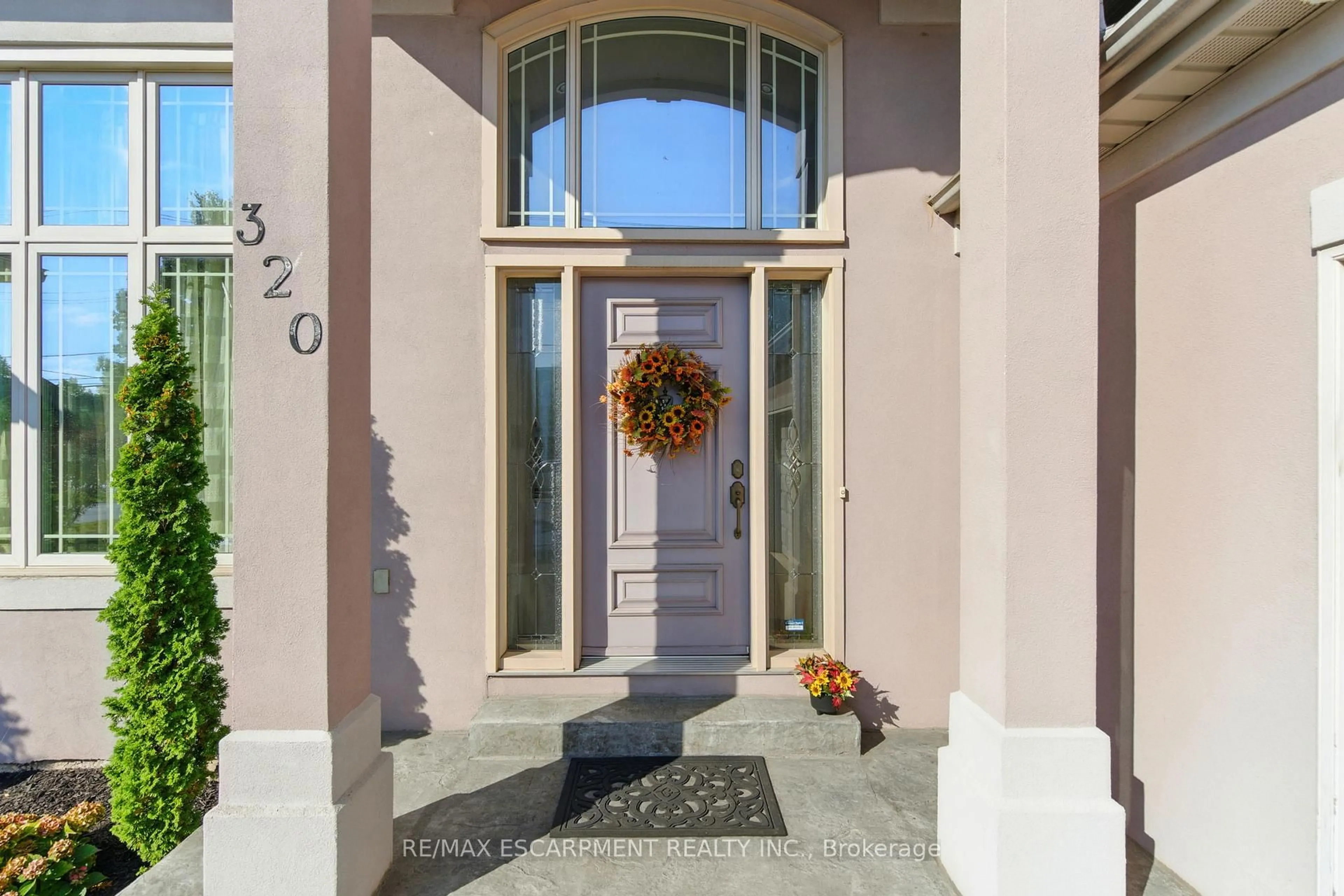 Indoor entryway for 320 Fiddler's Green Rd, Hamilton Ontario L9G 1X1