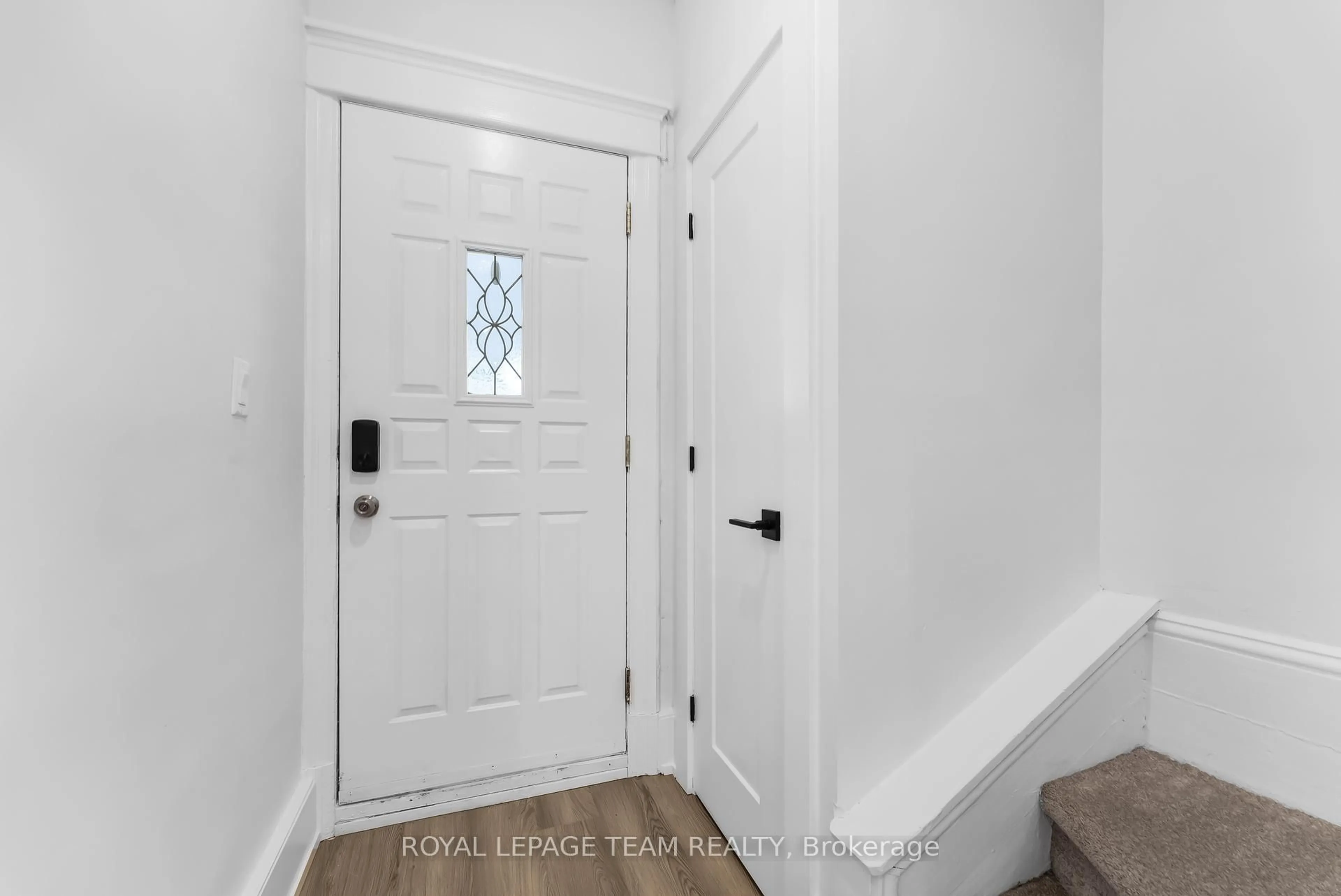 Indoor entryway for 5 GILCHRIST Ave, Ottawa Ontario K1Y 0M7