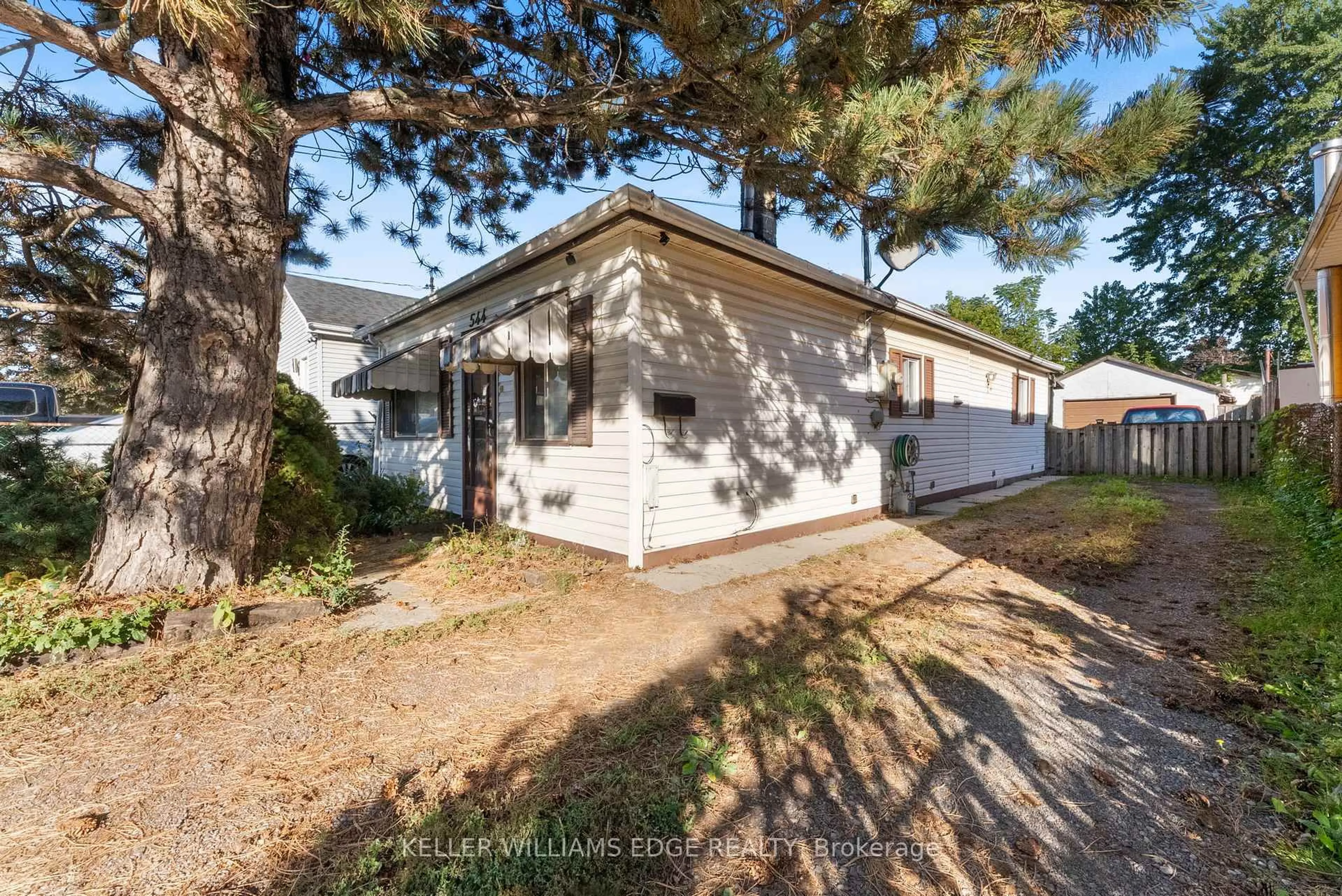Home with vinyl exterior material, street for 544 Quebec St, Hamilton Ontario L8H 6V4