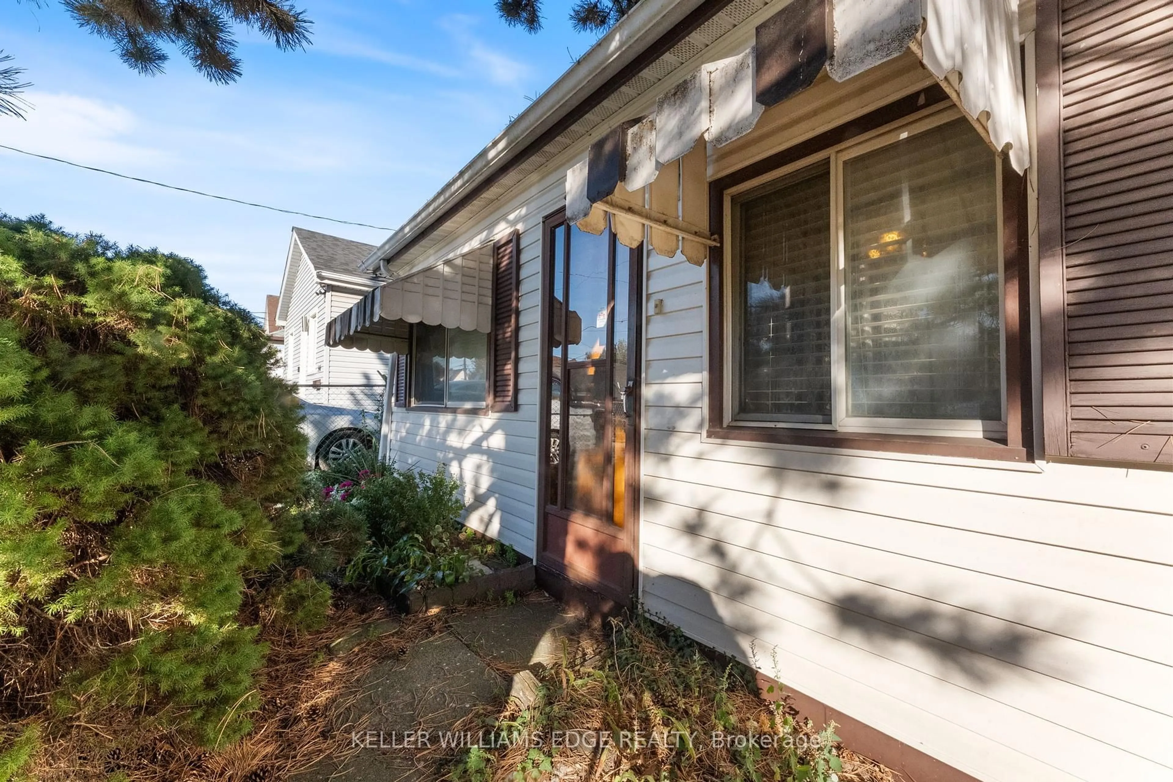 Home with vinyl exterior material, street for 544 Quebec St, Hamilton Ontario L8H 6V4