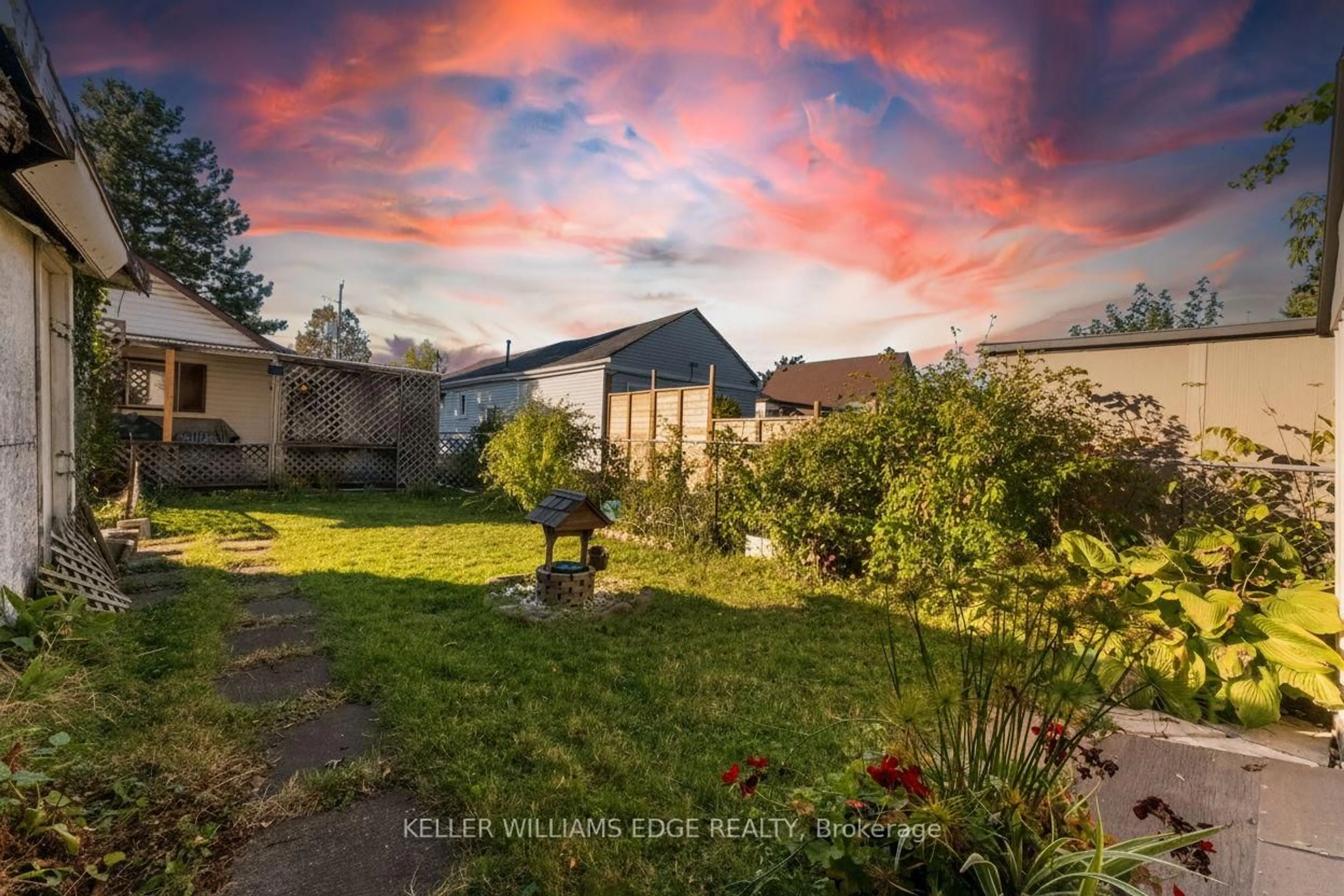 A pic from outside/outdoor area/front of a property/back of a property/a pic from drone, unknown for 544 Quebec St, Hamilton Ontario L8H 6V4