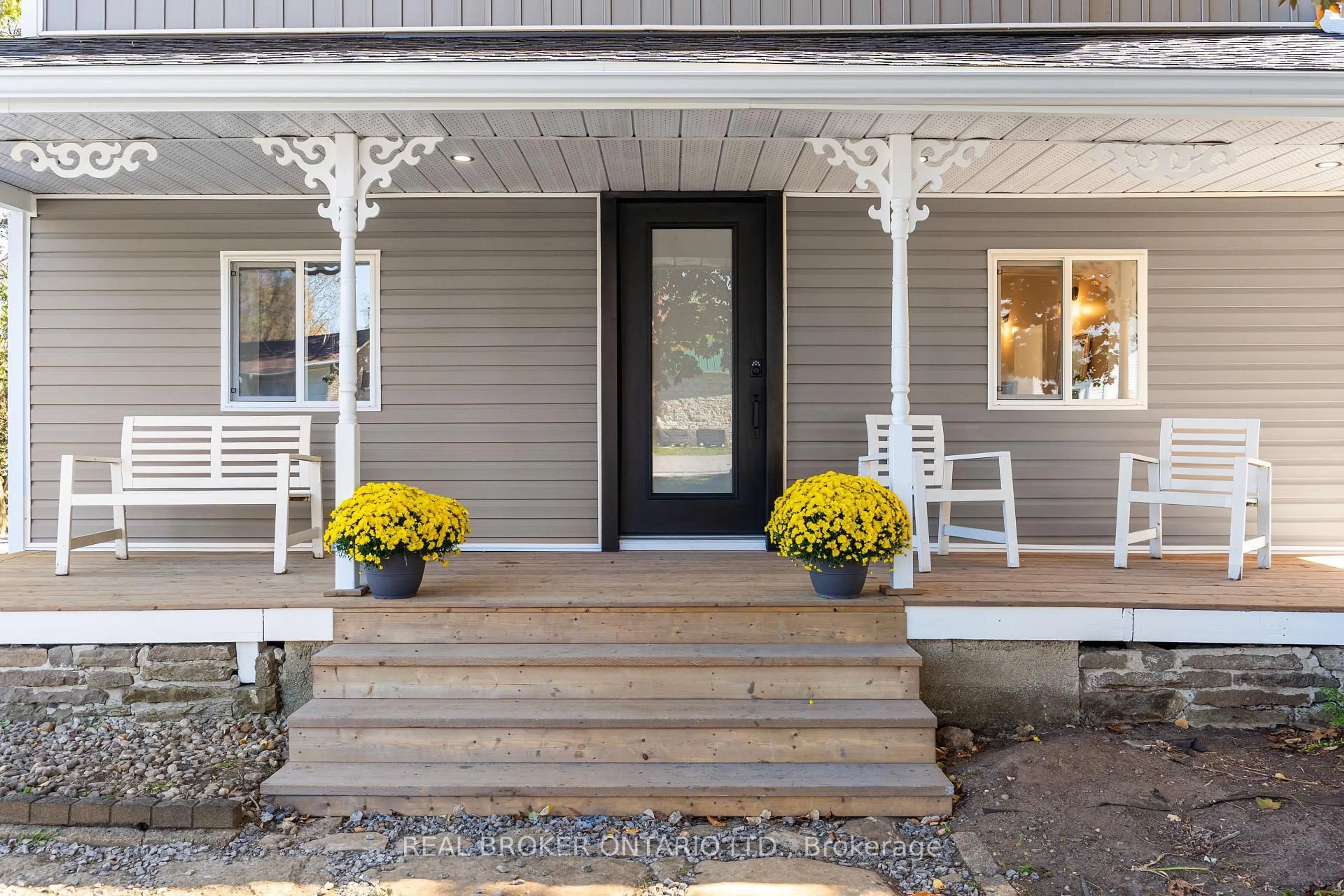 Indoor entryway for 151 Church St, Smiths Falls Ontario K7A 4S7