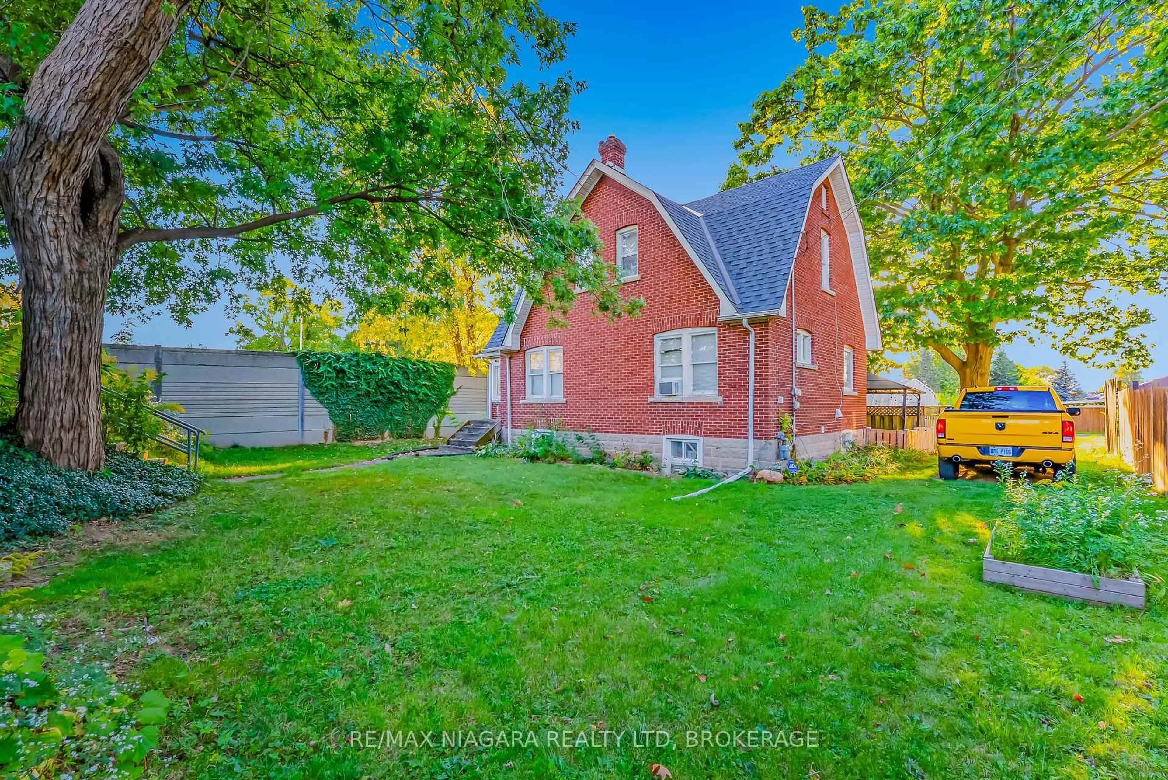 A pic from outside/outdoor area/front of a property/back of a property/a pic from drone, street for 5365 Portage Rd, Niagara Falls Ontario L2E 6B8
