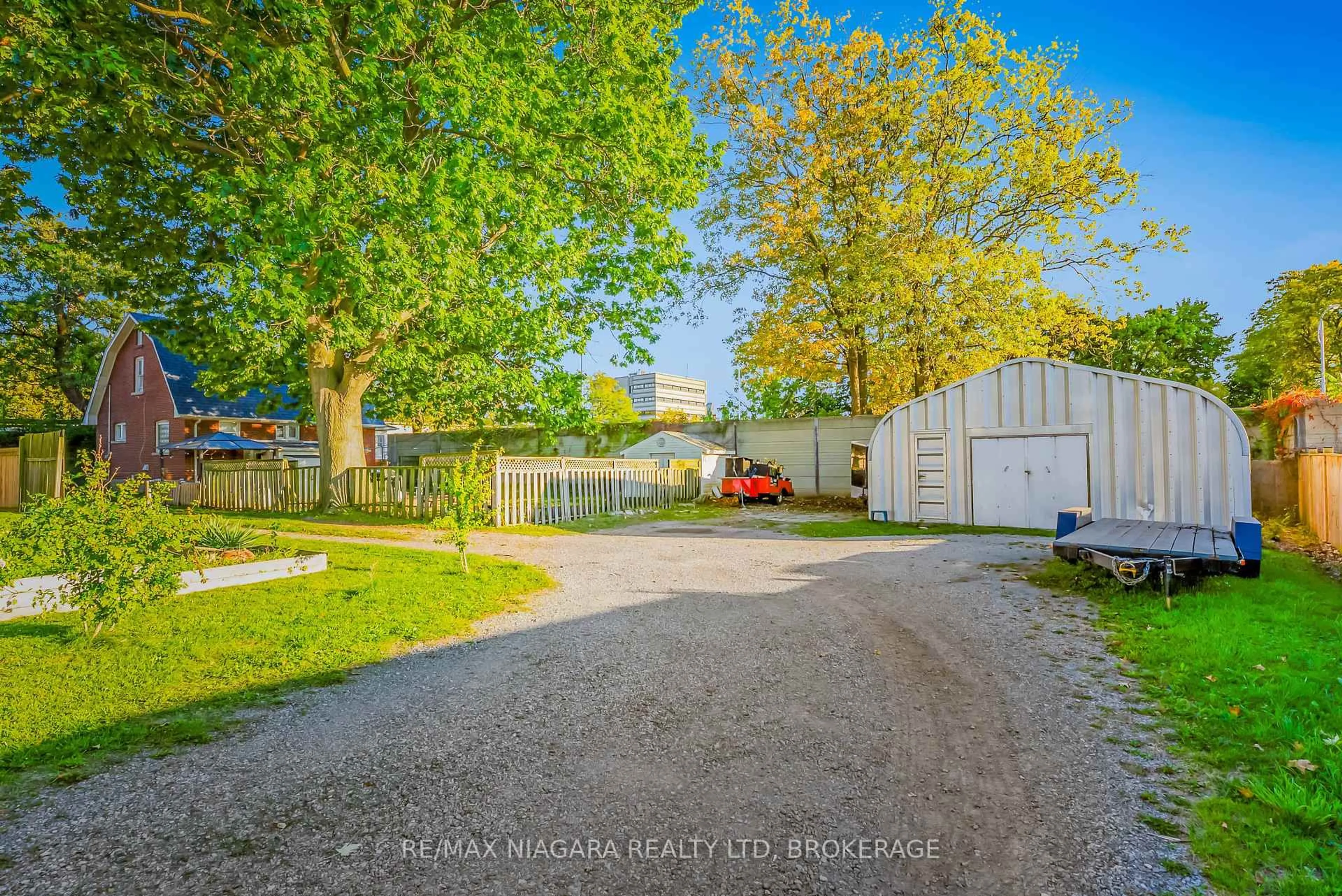 A pic from outside/outdoor area/front of a property/back of a property/a pic from drone, street for 5365 Portage Rd, Niagara Falls Ontario L2E 6B8