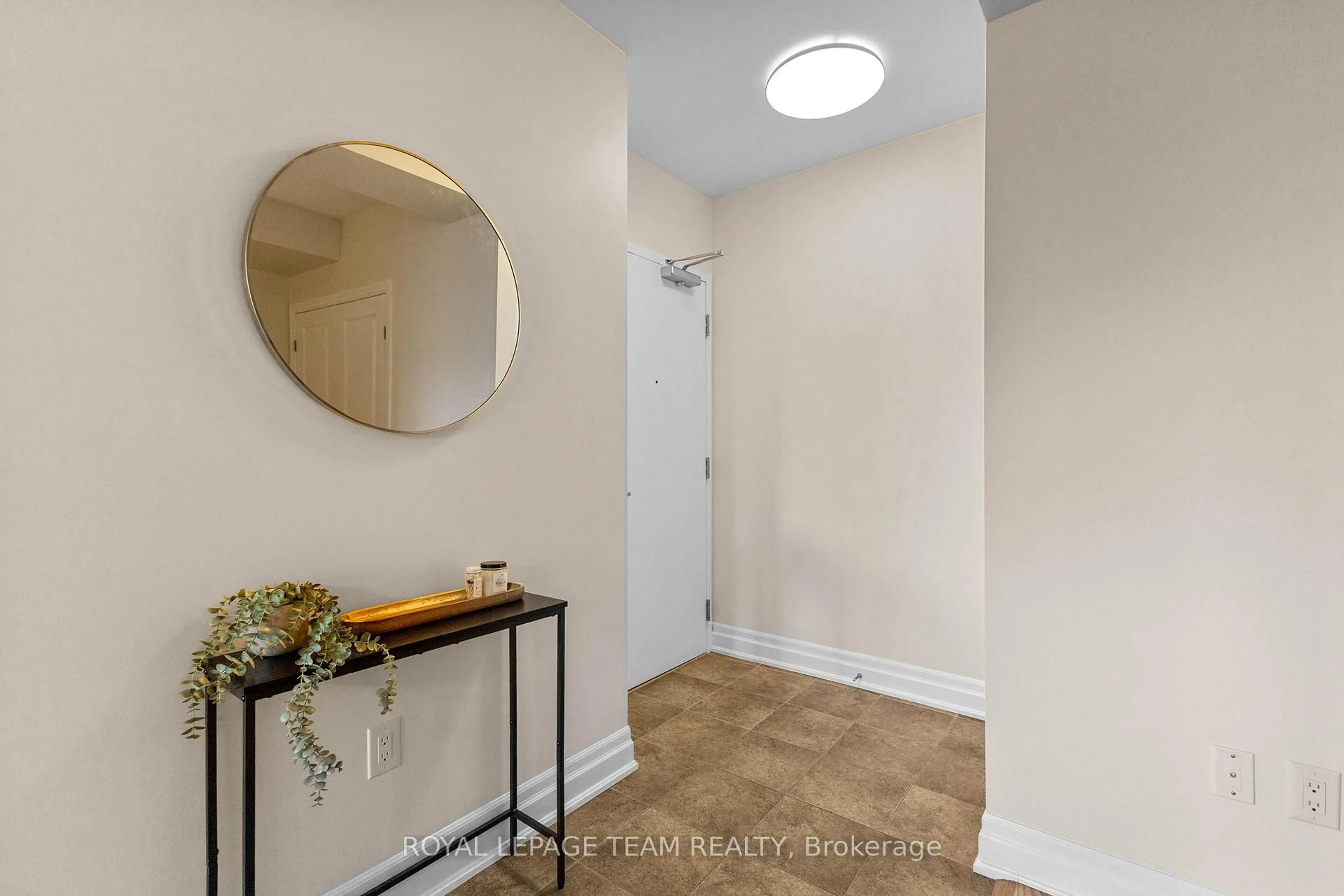 Indoor entryway for 90 Landry St #306, Ottawa Ontario K1L 0A9