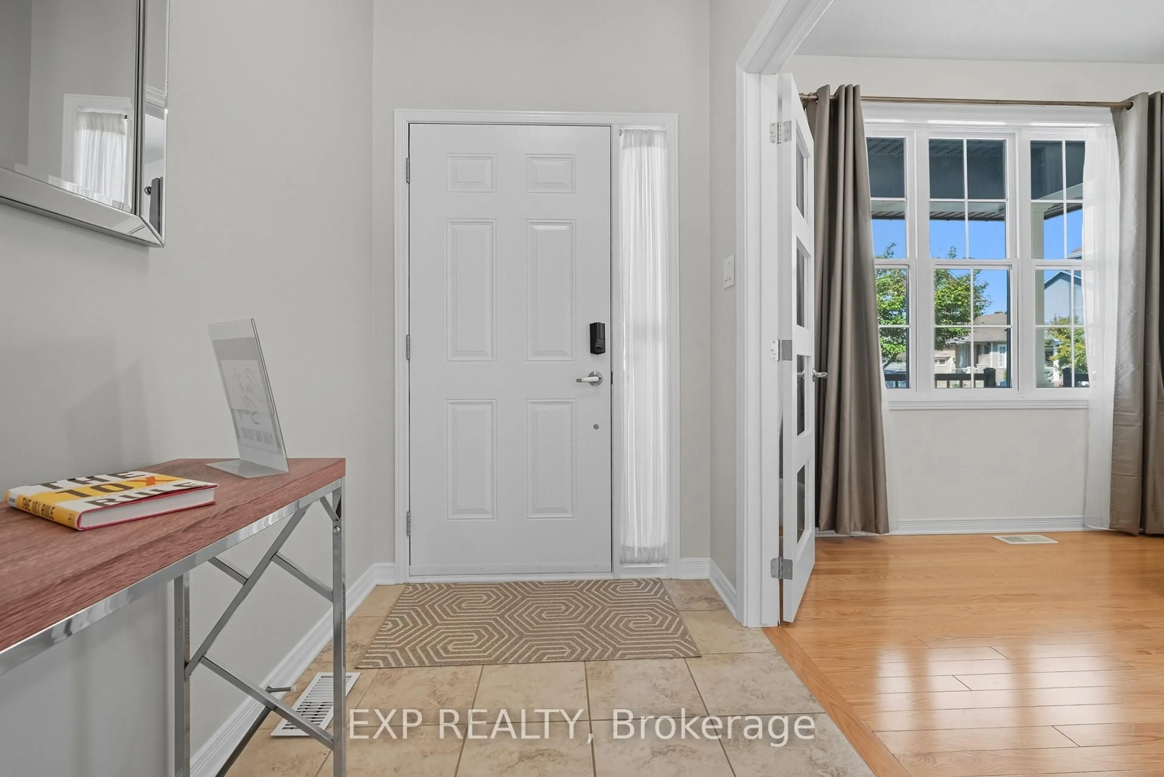 Indoor entryway for 313 Bobolink Rdge, Ottawa Ontario K2V 0B1