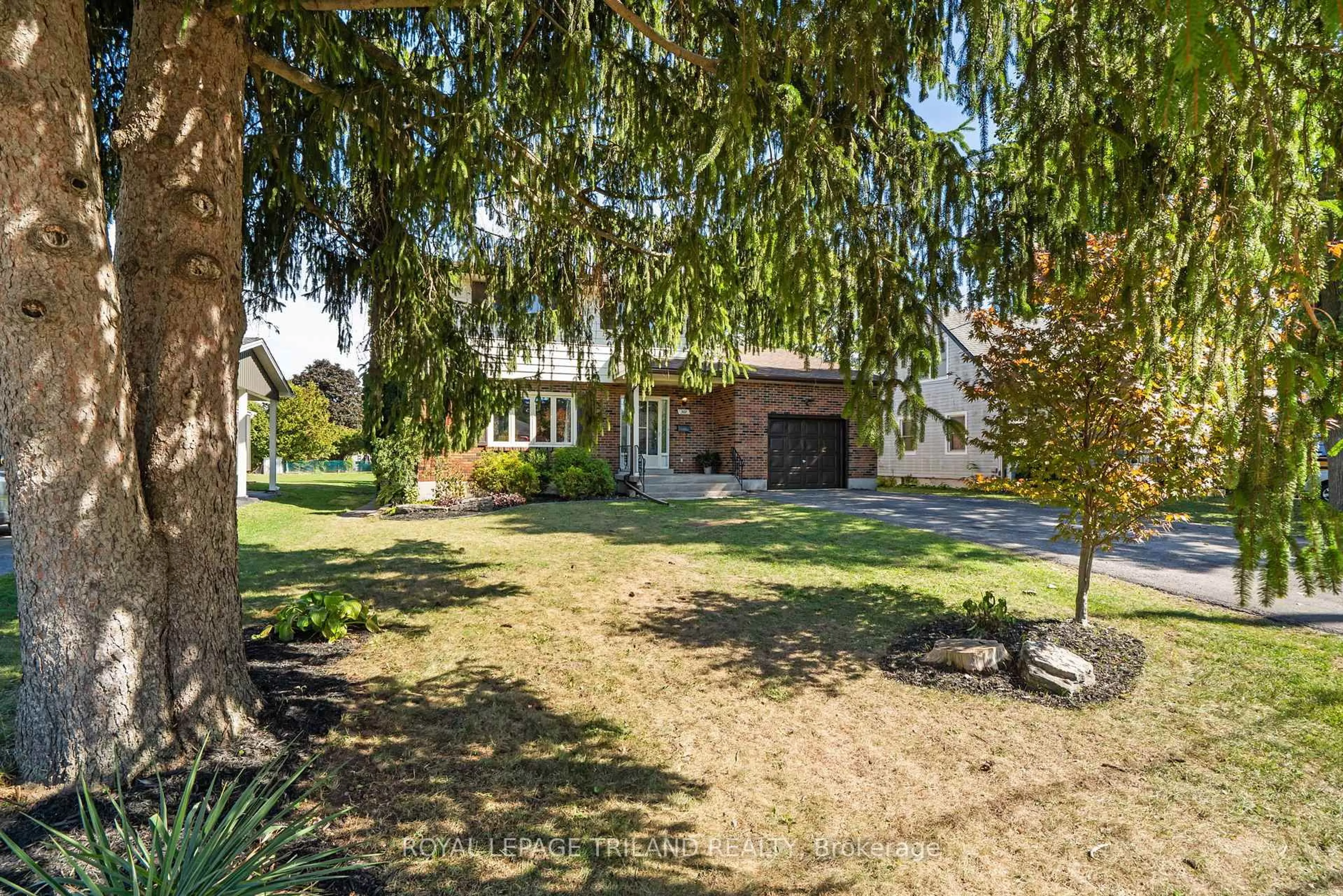 A pic from outside/outdoor area/front of a property/back of a property/a pic from drone, street for 368 Kenmore Pl, London East Ontario N5Y 1V2