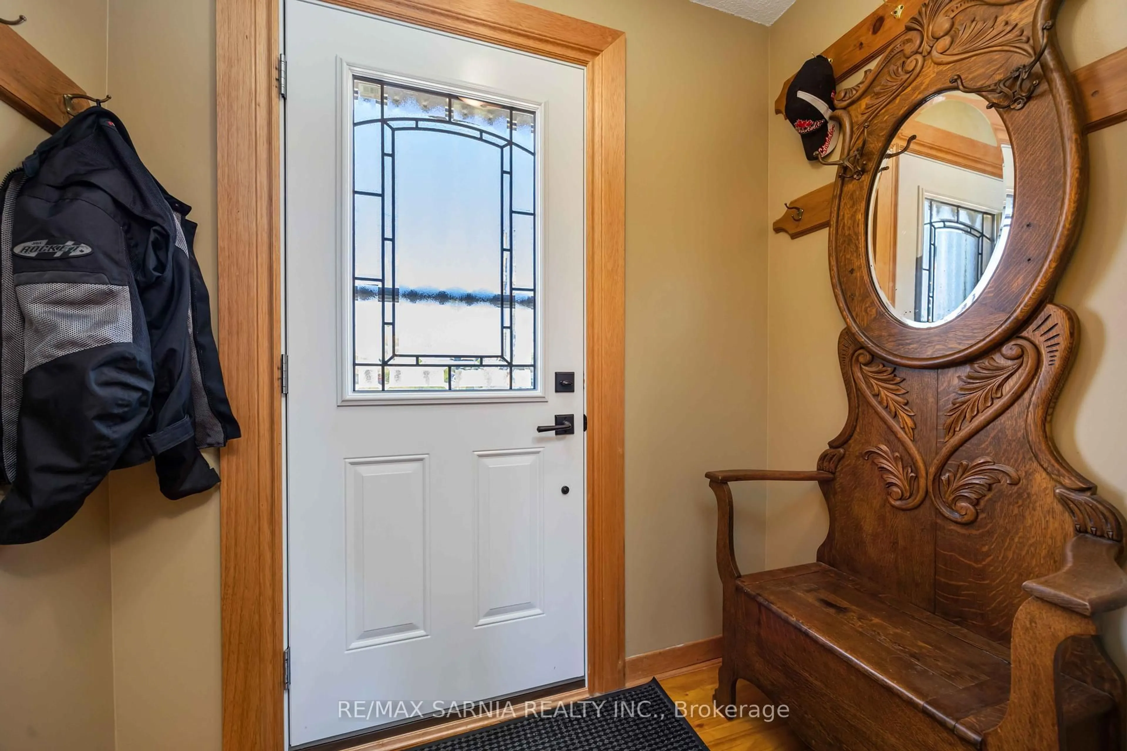 Indoor entryway for 89 MACNAB St, Lambton Shores Ontario N0N 1J0