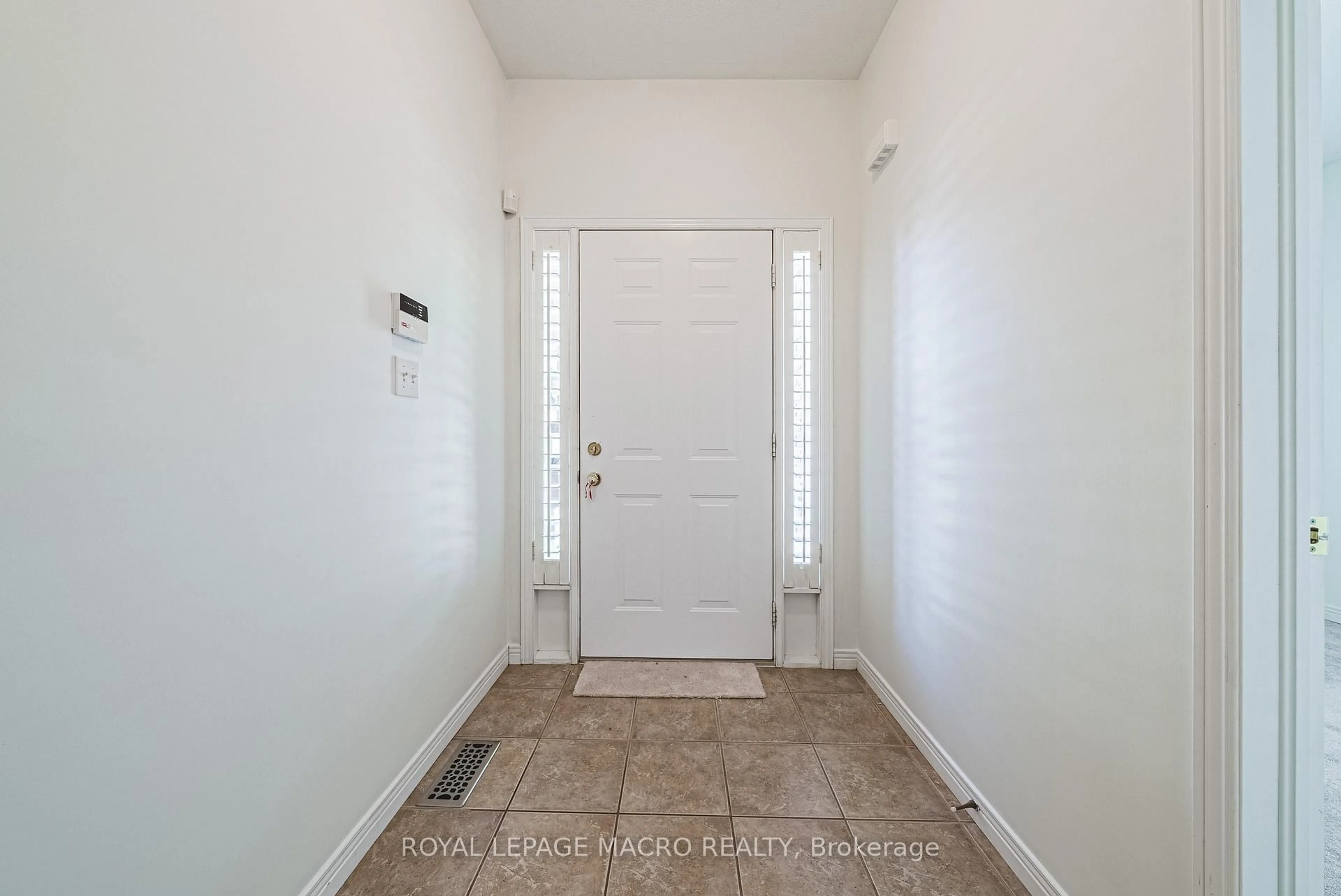 Indoor entryway for 163 Livingston Ave #3, Grimsby Ontario L3M 5S8