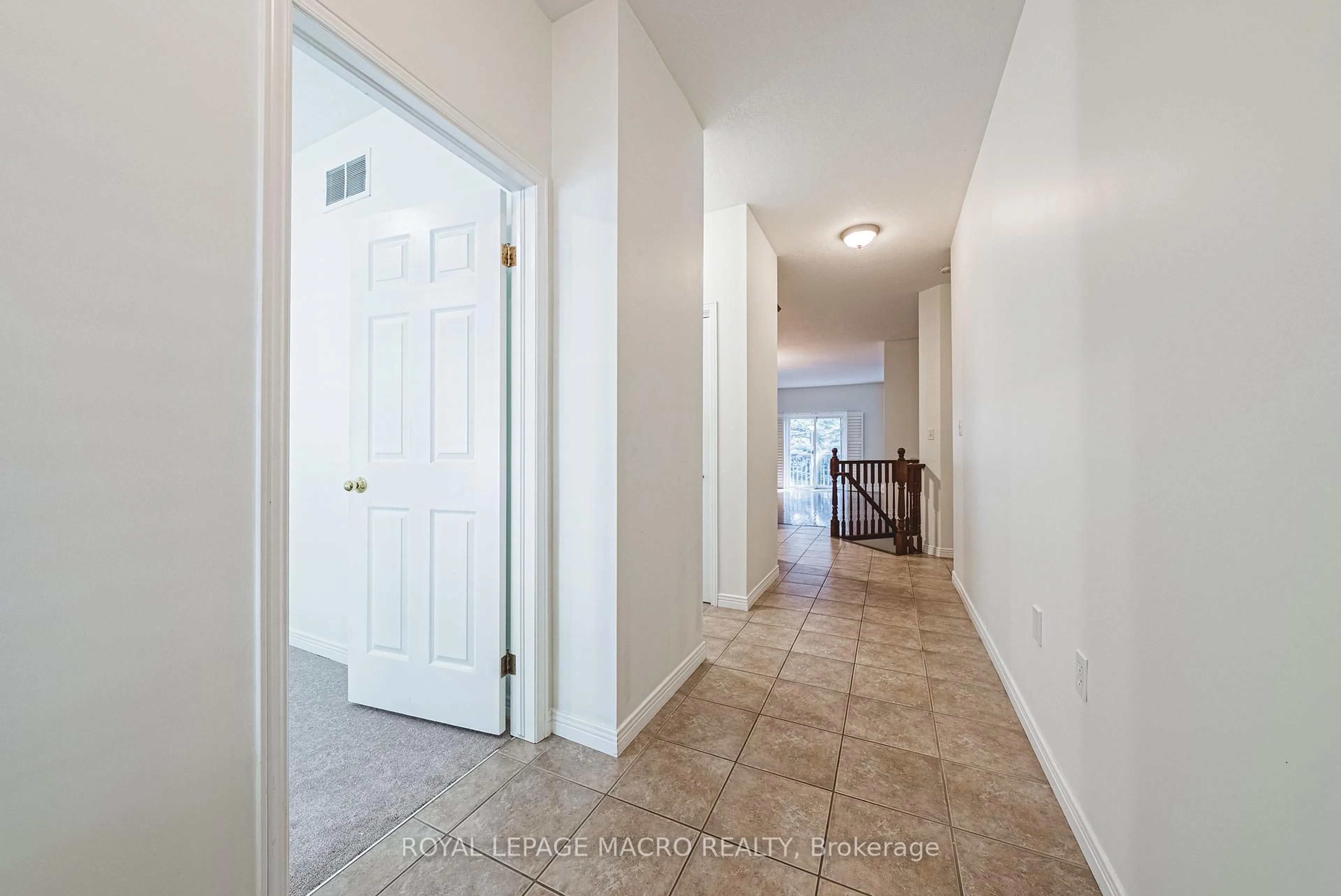 Indoor entryway for 163 Livingston Ave #3, Grimsby Ontario L3M 5S8